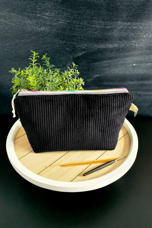 Projekttasche aus schwarzem Cordstoff mit Reißverschluss – ideal für Strick- und Häkelprojekte