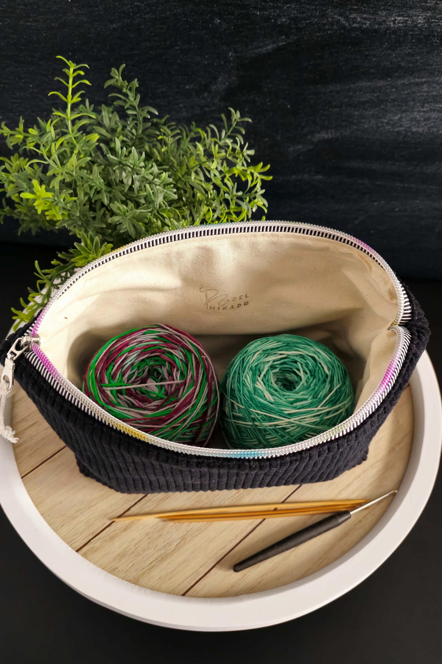 Projektbeutel mit Regenbogenreißverschluss – farbenfrohes Detail für kreative Köpfe