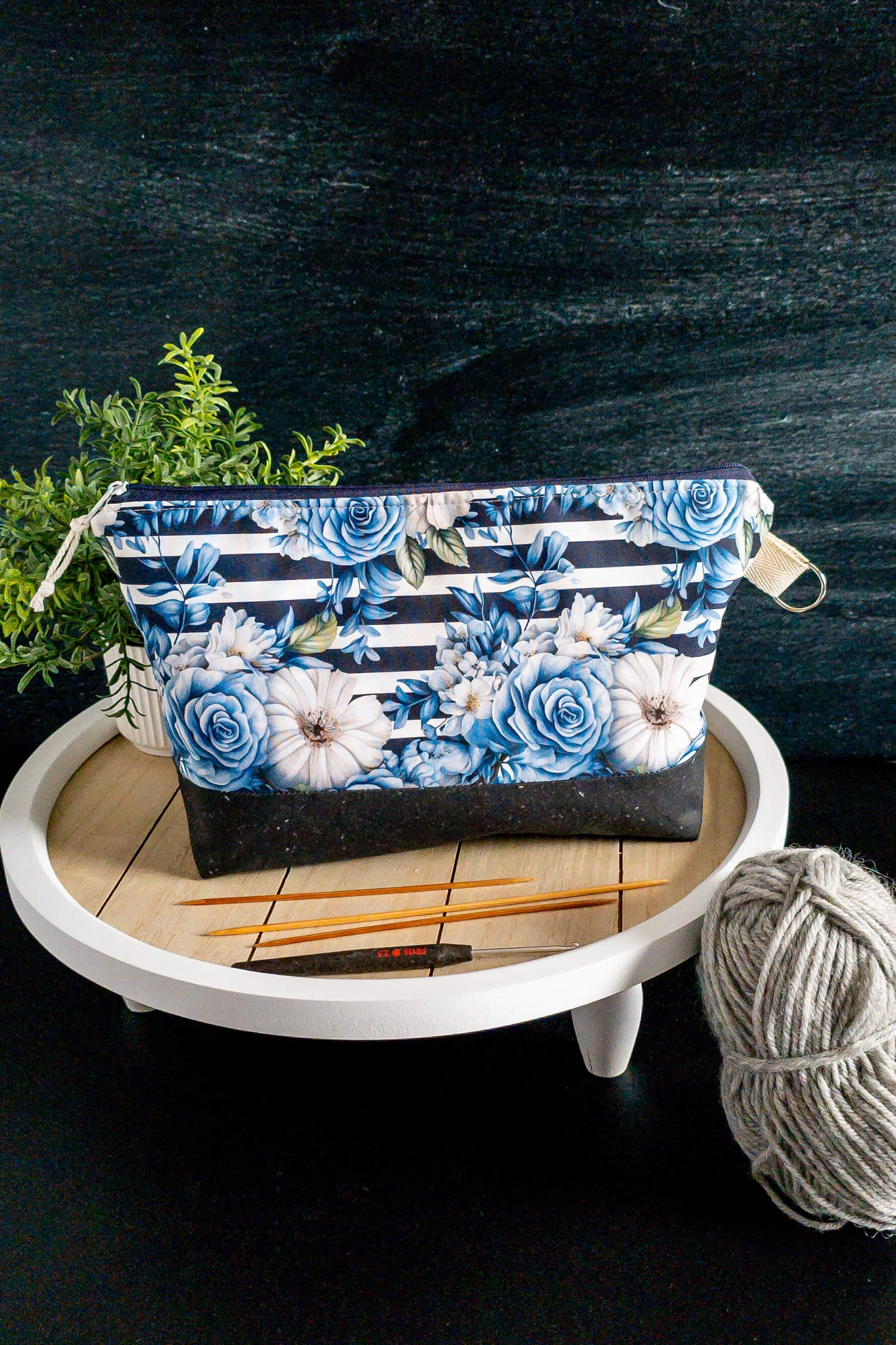 Nahaufnahme des praktischen Reißverschlusses der Stricktasche für sicheres Verstauen von Wolle und Zubehör.