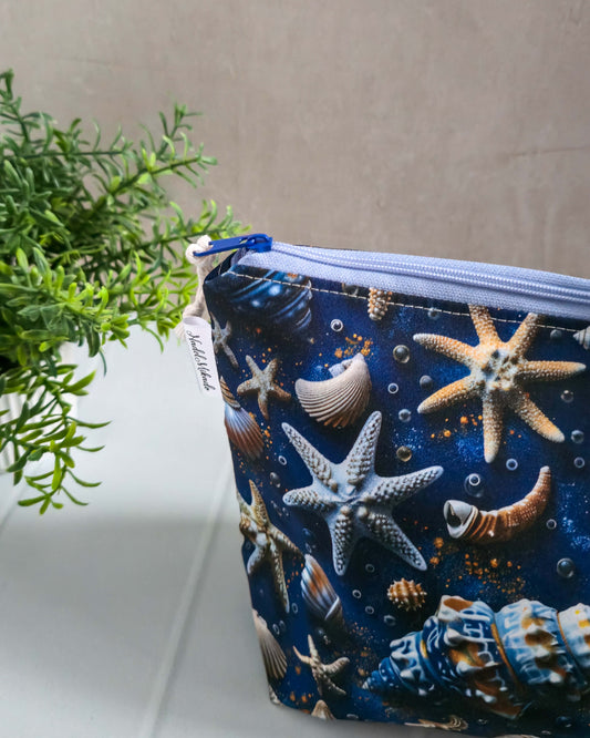 Projekttasche für Socken Stricken, Baumwollstoffe mit Muschelmuster, Gefüttert mit Volumenvlies, verschließbar mit Reißverschluss - handgenäht in Bayern von Nadelmikado