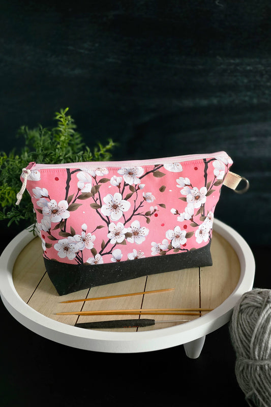 Projekttasche mit Kirschblüten-Design, stehend auf einem Tablett, perfekt für Strick- und Häkelprojekte