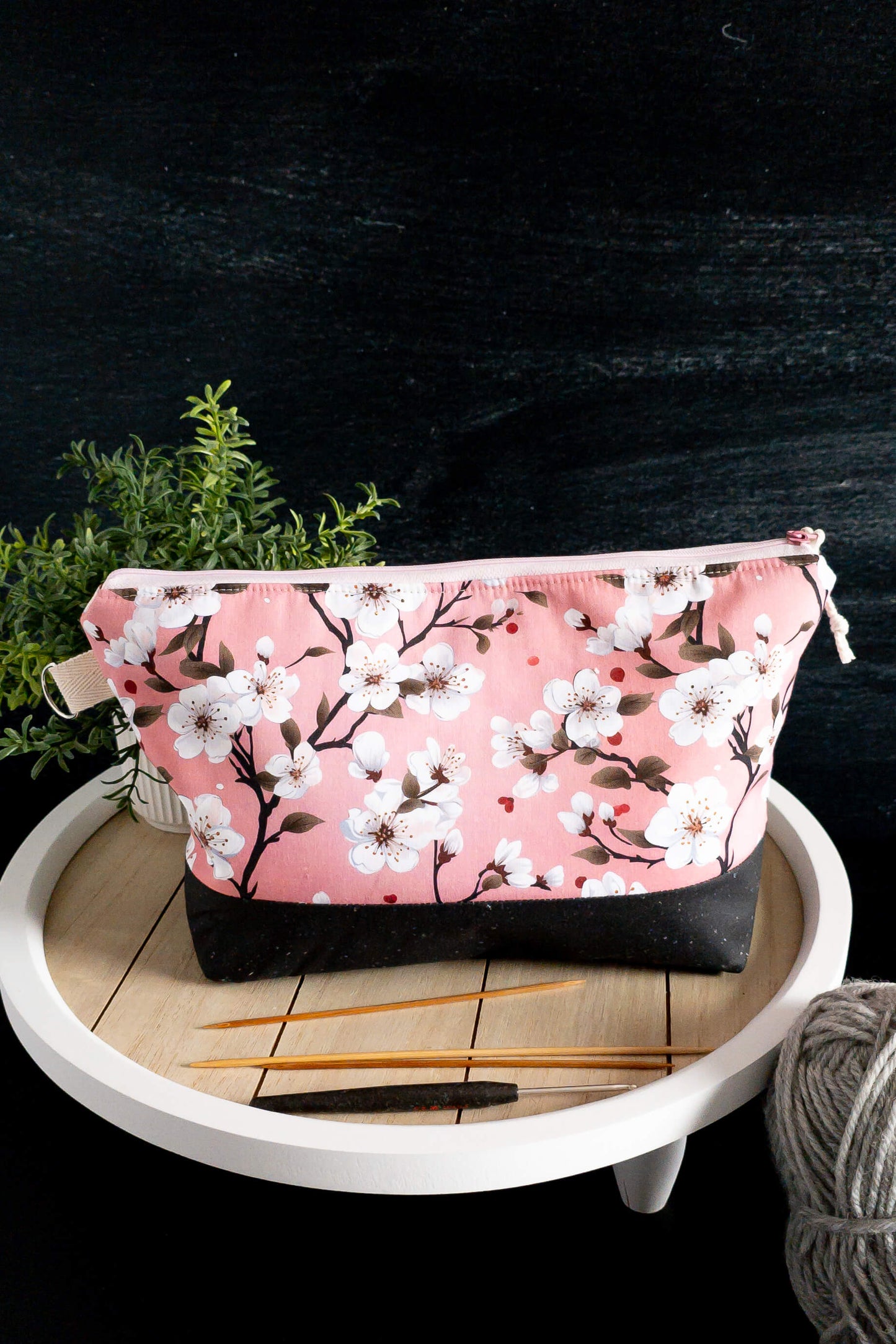 Projekttasche im Einsatz mit Stricknadeln und Wolle – dein idealer Begleiter für kreative Stunden