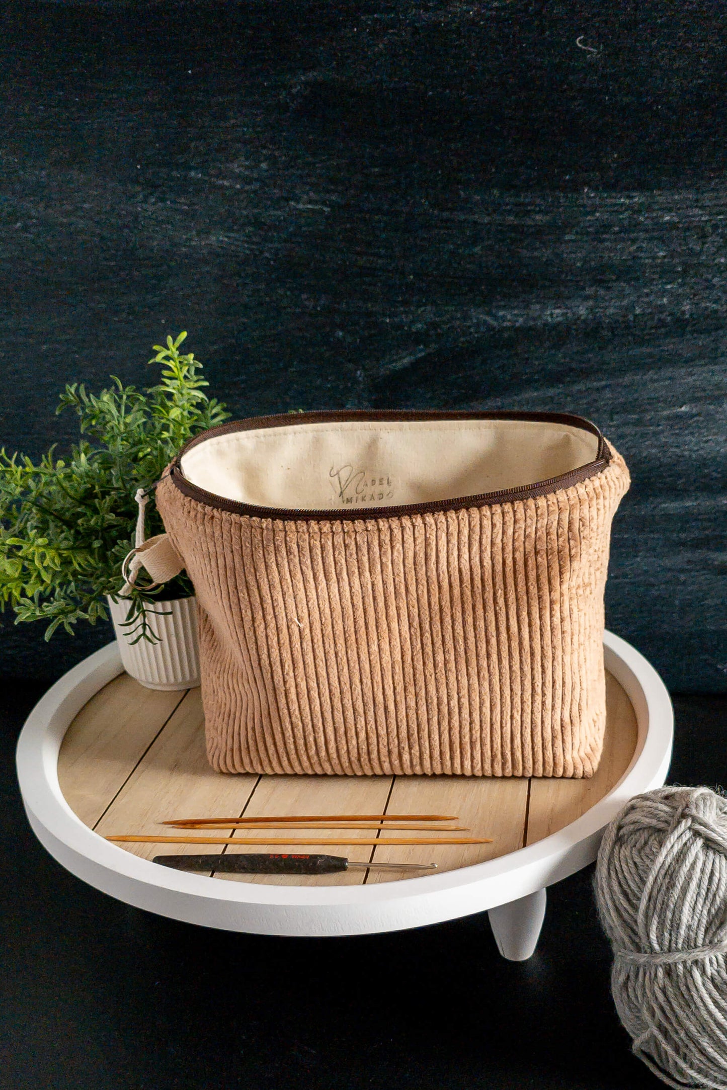 Seitenansicht der Stricktasche mit stabilem Stand durch Volumenvlies – kein Umkippen, kein Chaos.