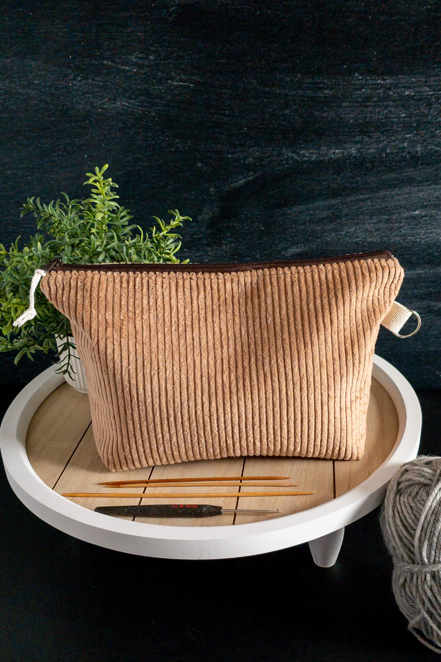 Detailaufnahme des weichen Cordstoffs mit feiner Rippenstruktur – stilvoll und angenehm in der Hand.