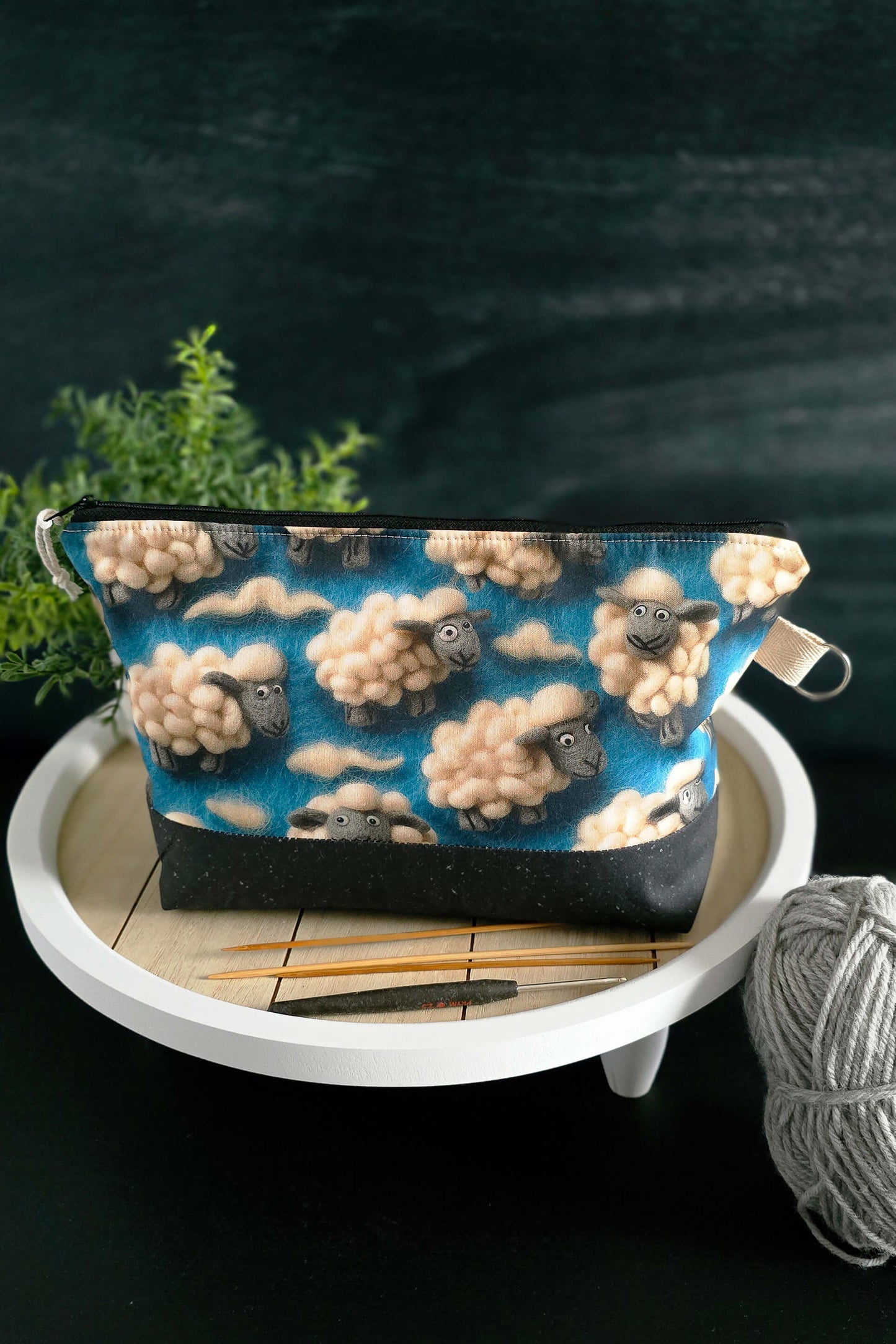 Handgenähte Projekttasche „Schäfchenwolke“ in Blau mit niedlichem Schaf-Design, perfekt für Strickfans