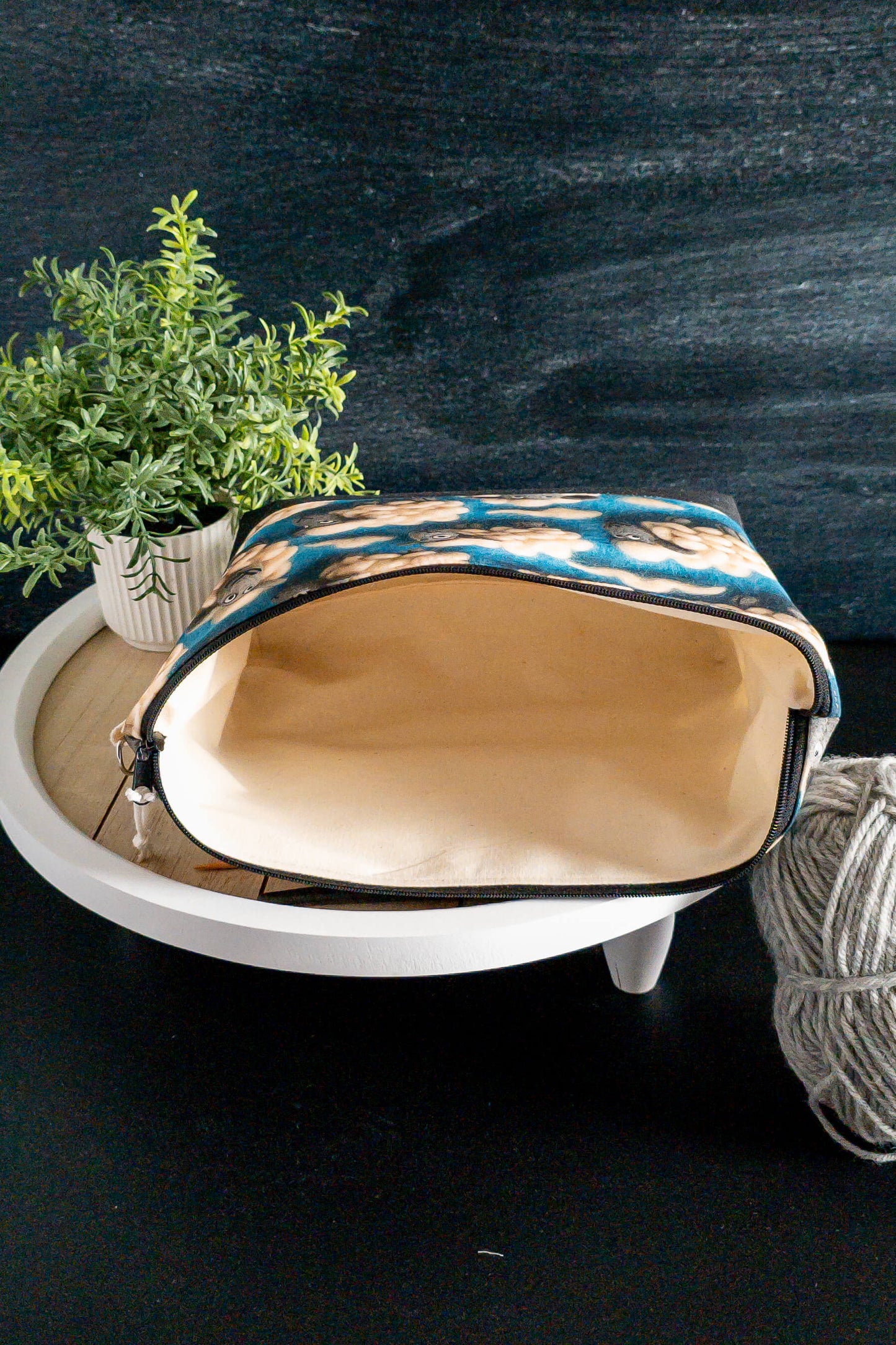 Isvind Bag „Schäfchenwolke“ in Szene gesetzt mit Strickzubehör – stilvoll, praktisch und handgefertigt