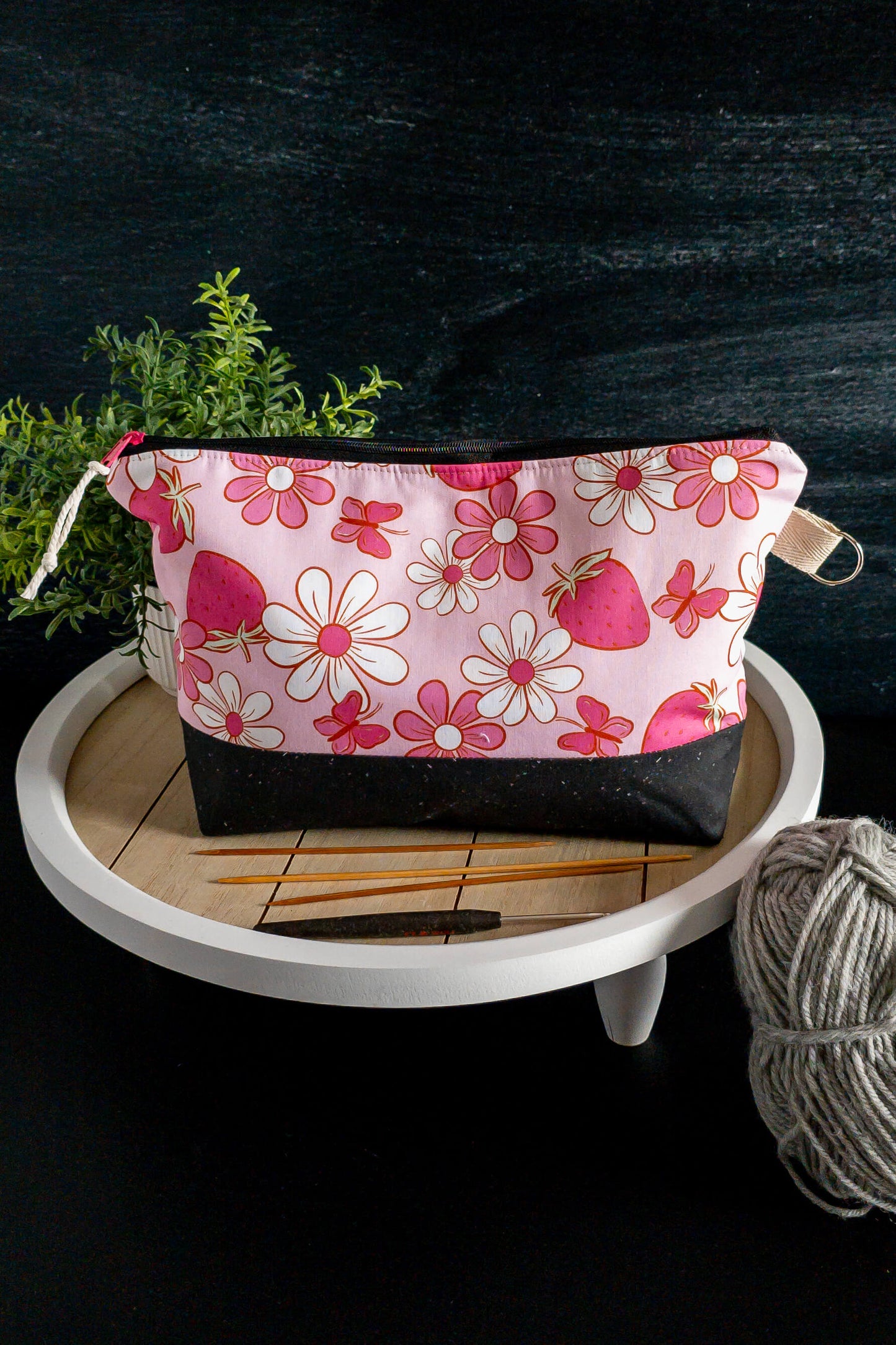Detailaufnahme des hochwertigen Baumwollstoffs mit fröhlichem Erdbeerprint und weißen Blüten