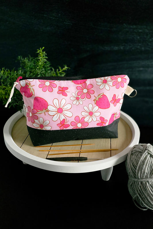 handgenähte Projekttasche in Rosa mit Erdbeer- und Blumenmuster, perfekt für Strick- und Häkelprojekte