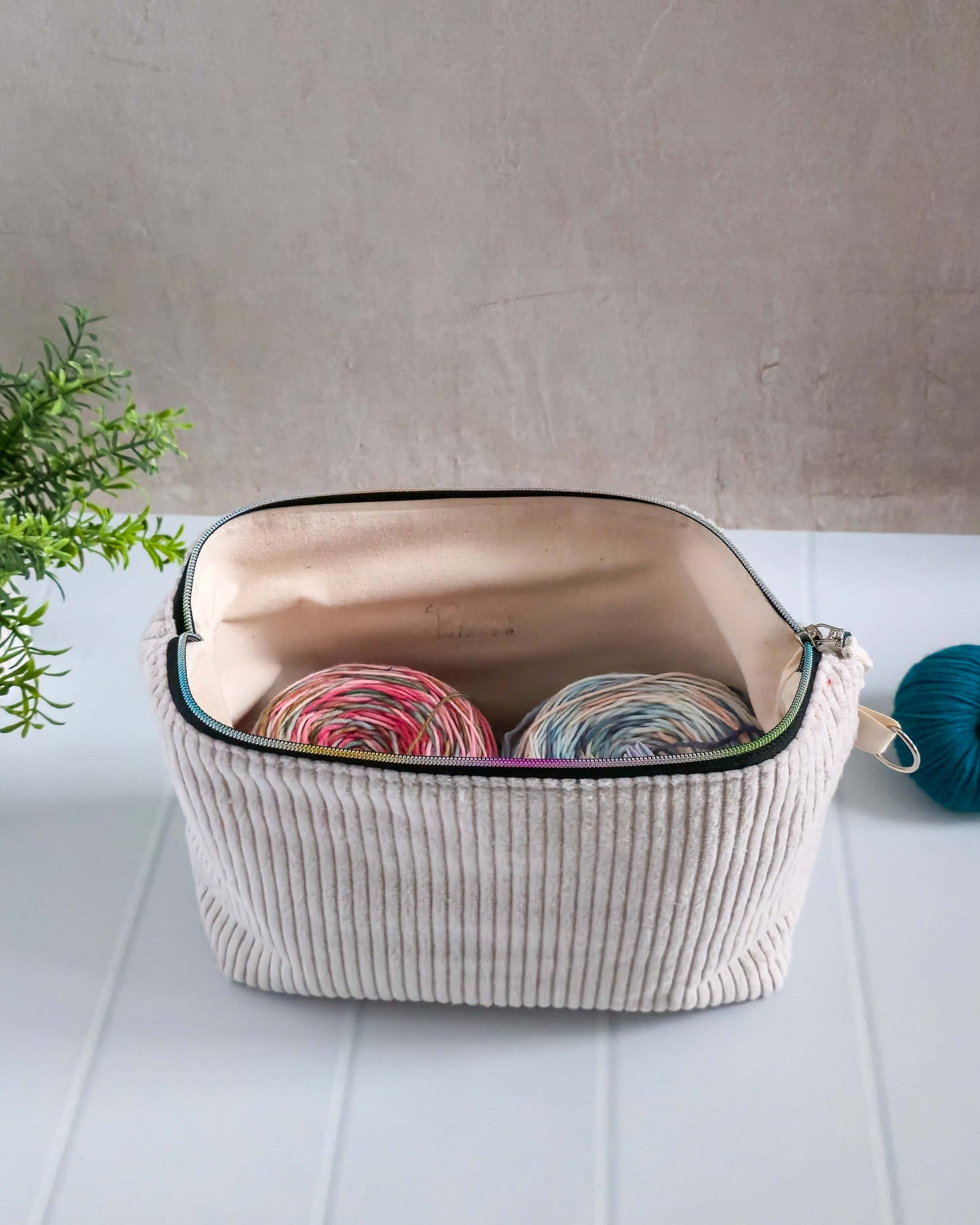 Isvind Bag - Wollflausen - handgenähte Projekttasche aus Cordstoff mit Reißverschluss