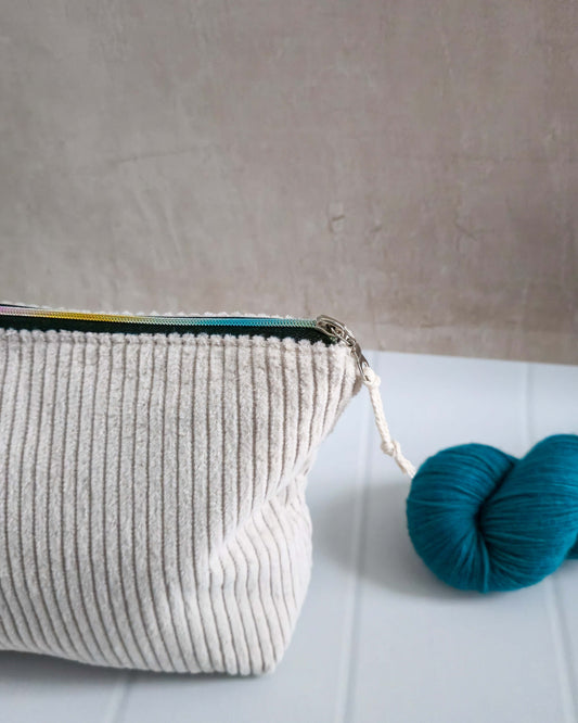 Isvind Bag - Wollflausen - handgenähte Projekttasche aus Cordstoff mit Reißverschluss
