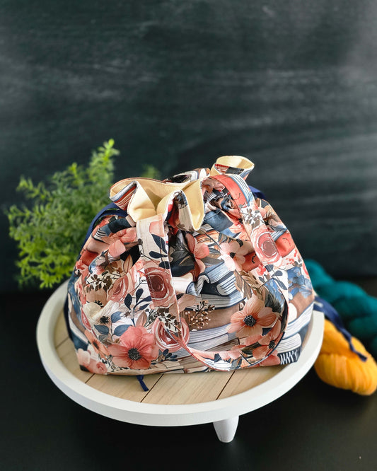 Handgenähte Projekttasche mit Bücher- und Blumenmuster