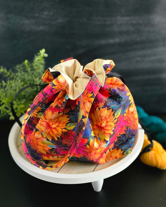 Projekttasche mit buntem Dahlienmuster – Frontansicht