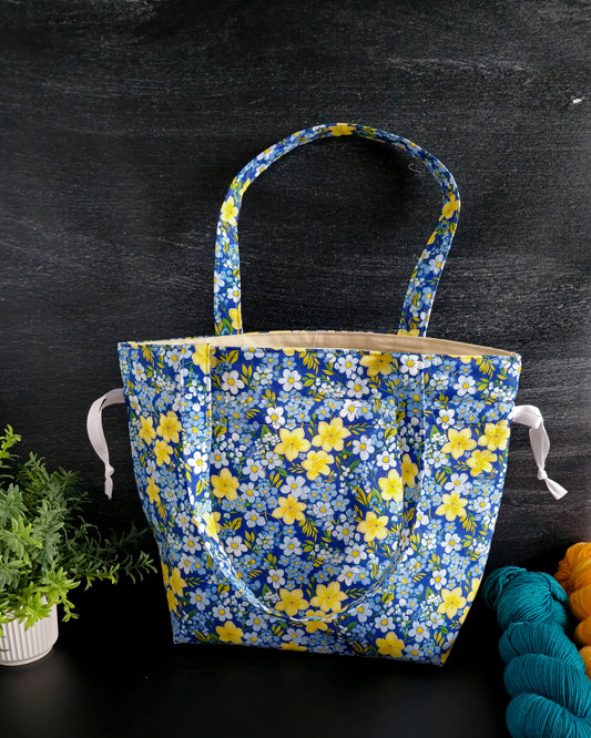 Kara Bag "Wiesentanz" als stilvolles Projektaccessoire für dein Handarbeitsplatz