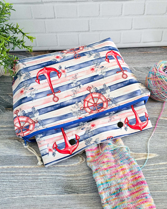 Maritime Projekttasche Knit n Keep Ankerzeit mit roten Ankern und Streifenmuster