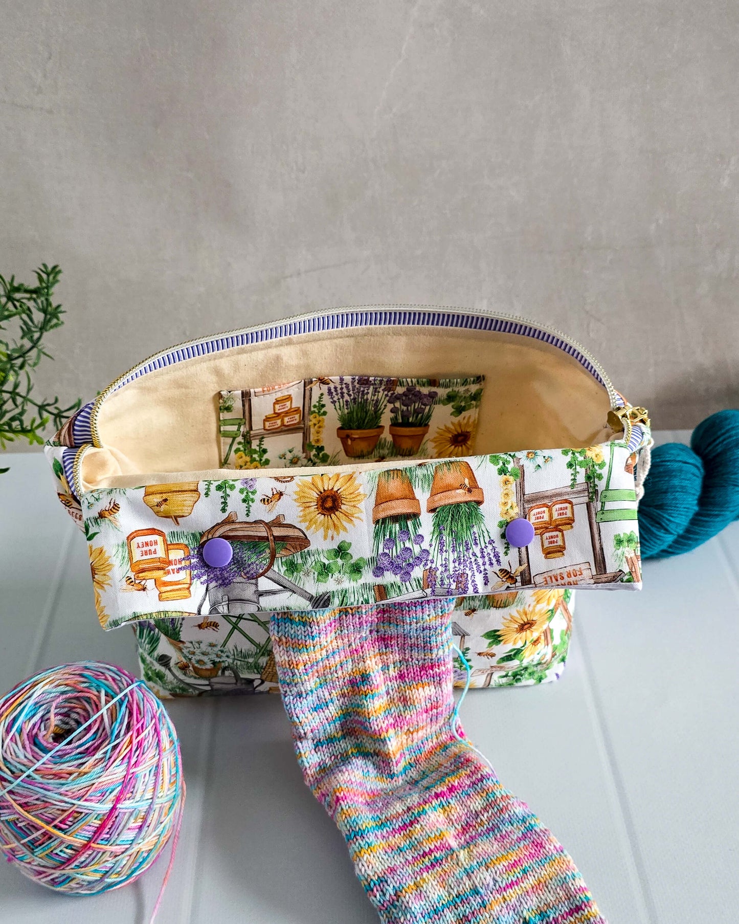 Handgenähte Projekttasche mit Lavendel- und Bienenmotiv