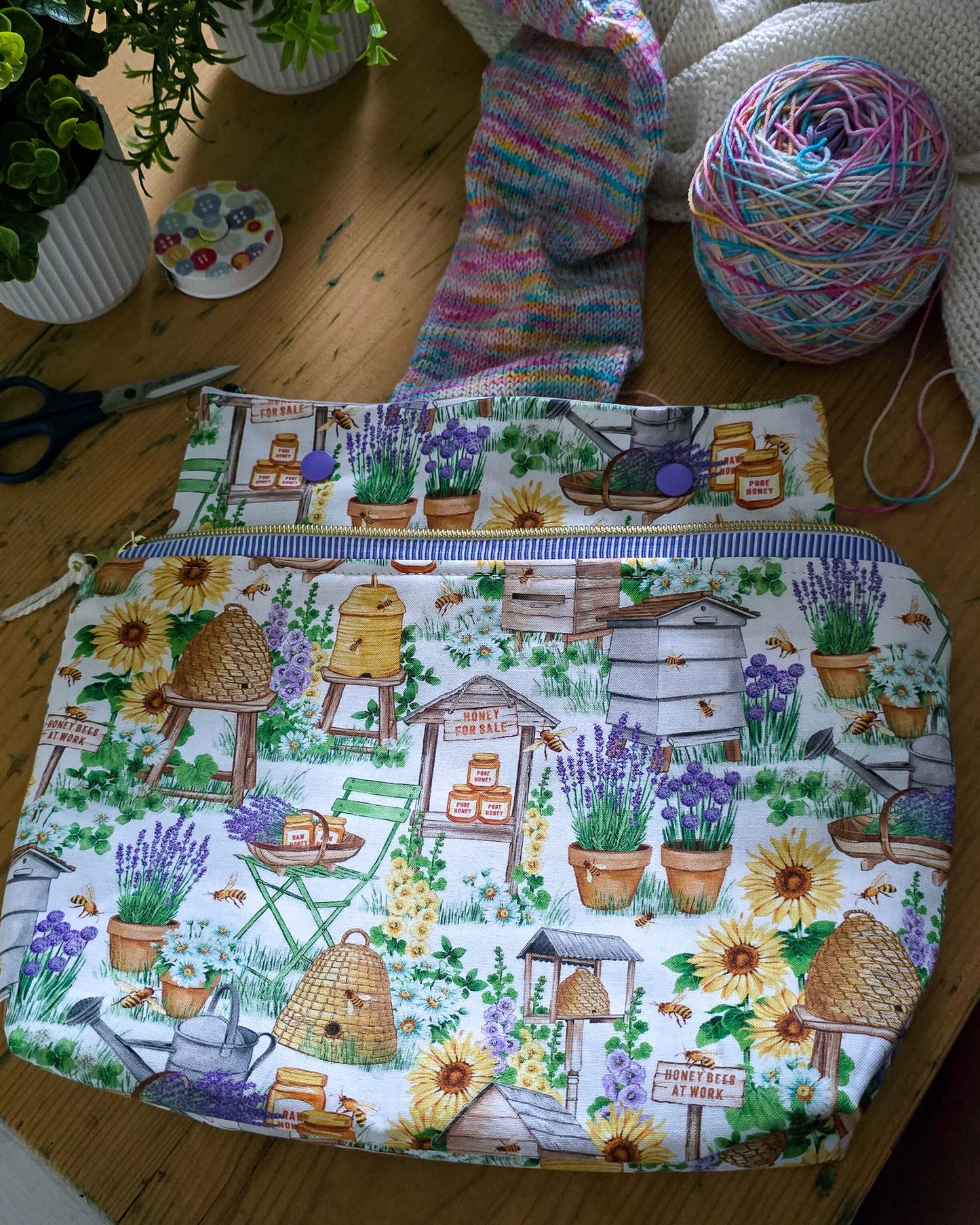 Handgenähte Projekttasche mit Lavendel- und Bienenmotiv