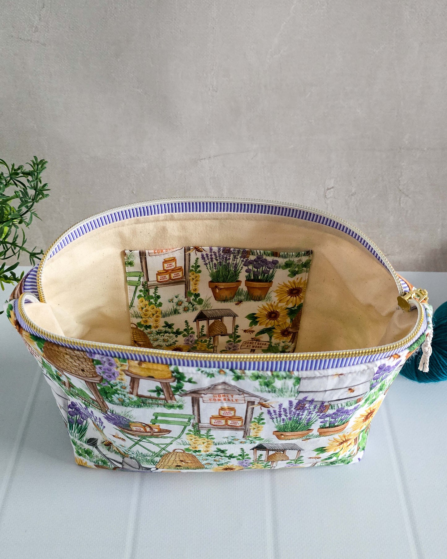 Handgenähte Projekttasche mit Lavendel- und Bienenmotiv