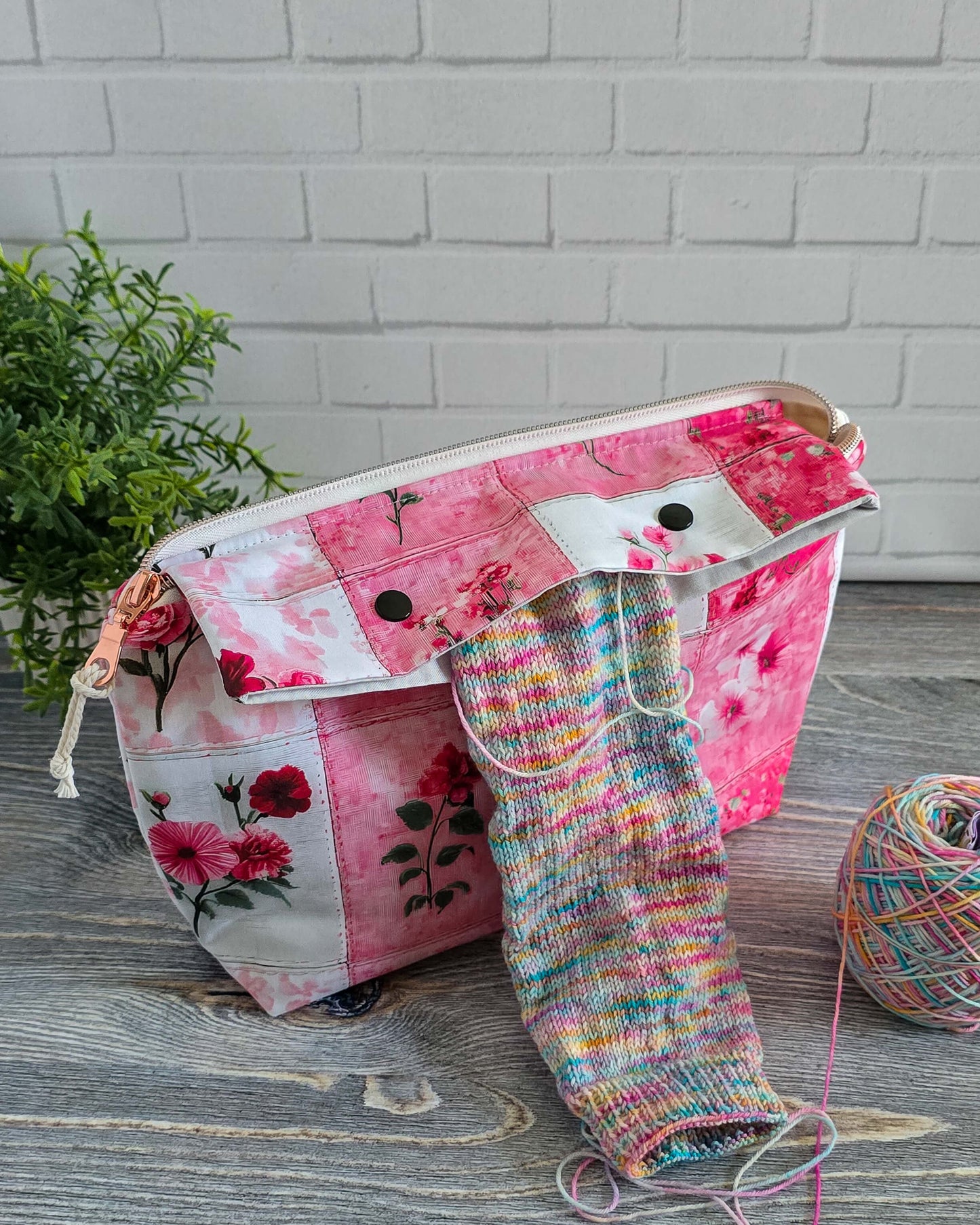 Handgenähte Projekttasche Blossom Harmony mit floralem Patchworkmuster