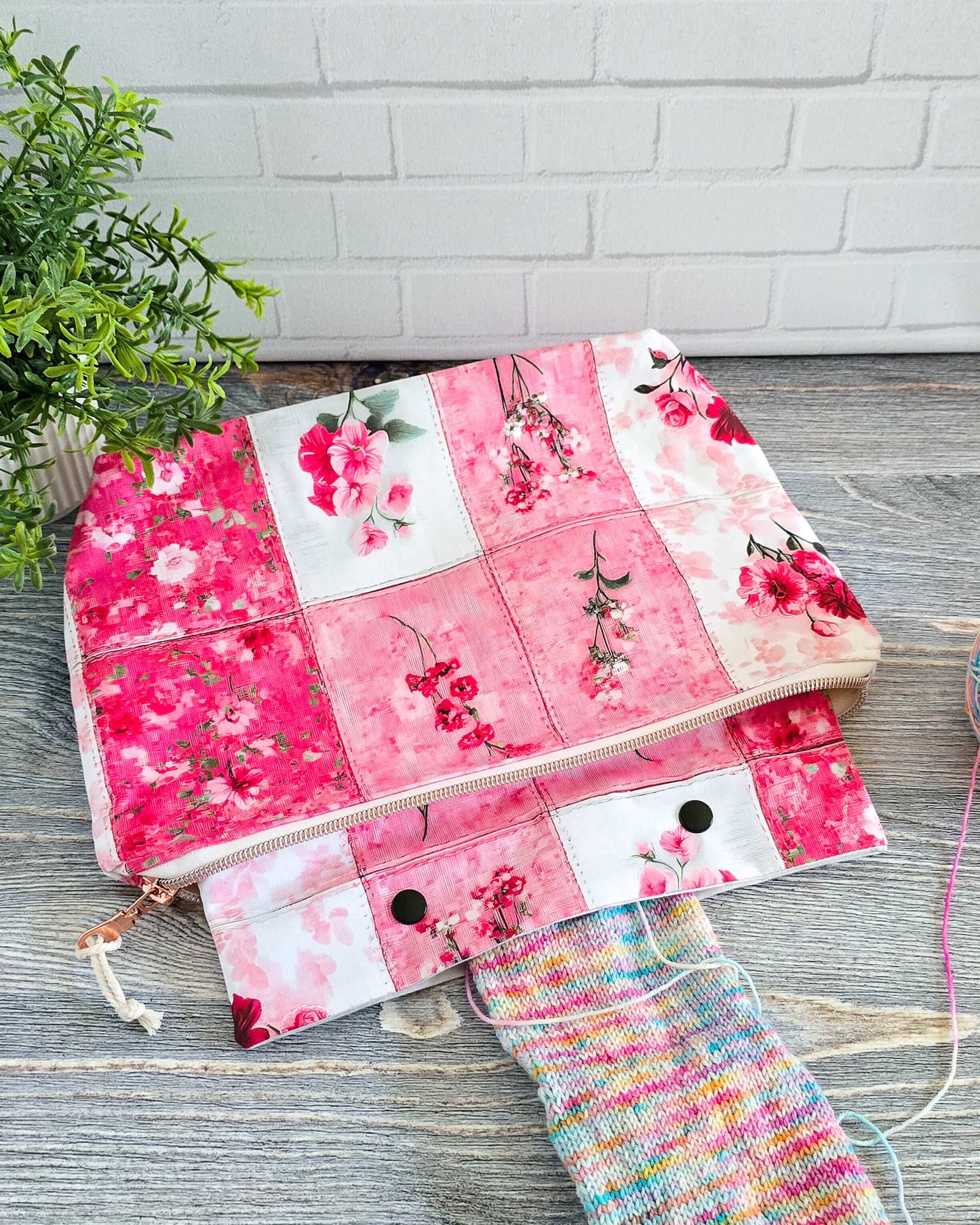 Handgenähte Projekttasche Blossom Harmony mit floralem Patchworkmuster
