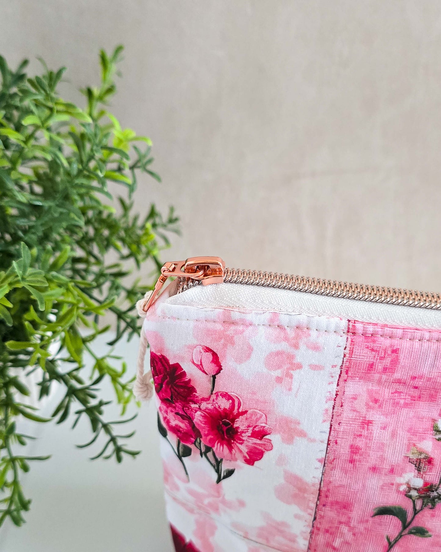 Handgenähte Projekttasche Blossom Harmony mit floralem Patchworkmuster