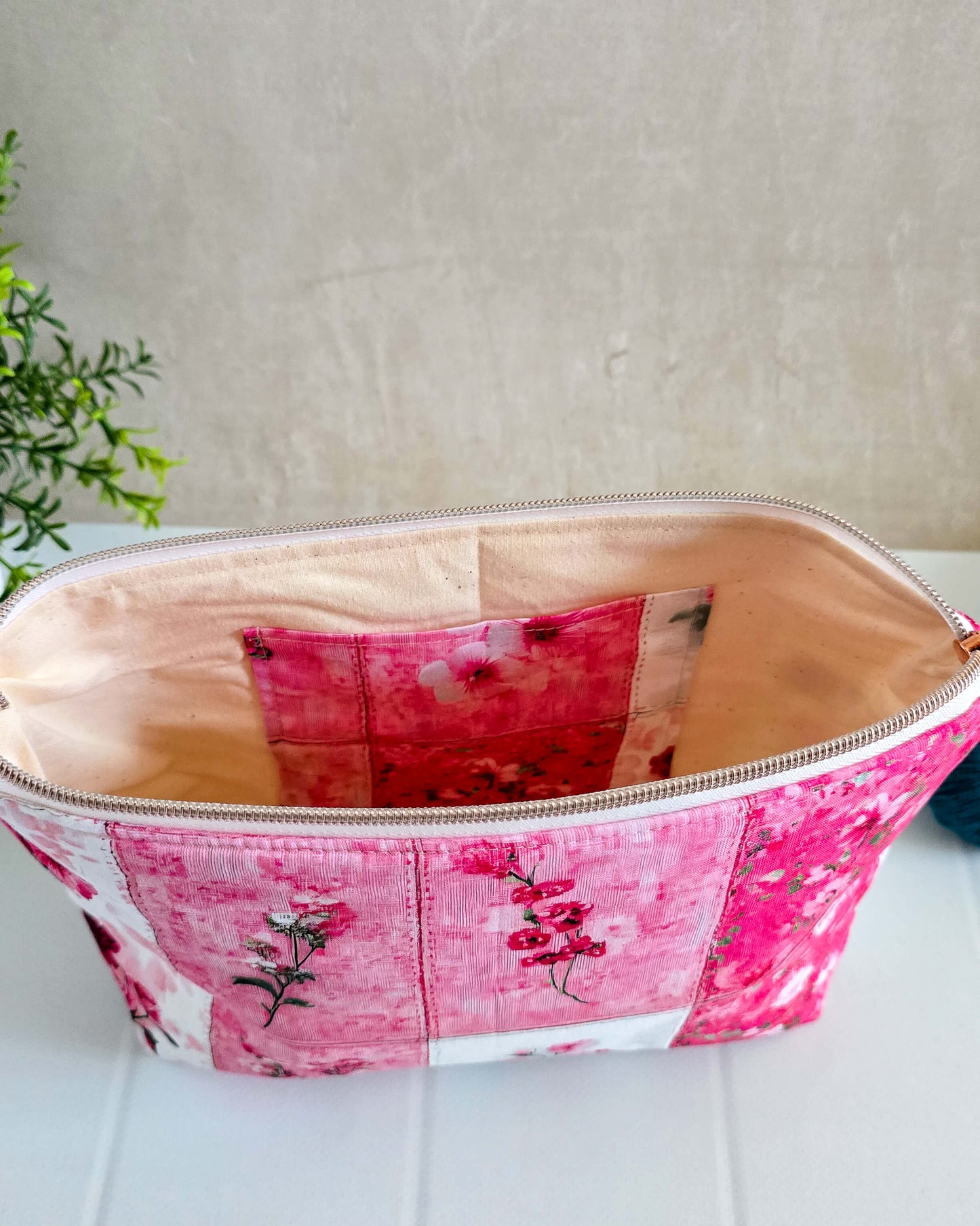 Handgenähte Projekttasche Blossom Harmony mit floralem Patchworkmuster