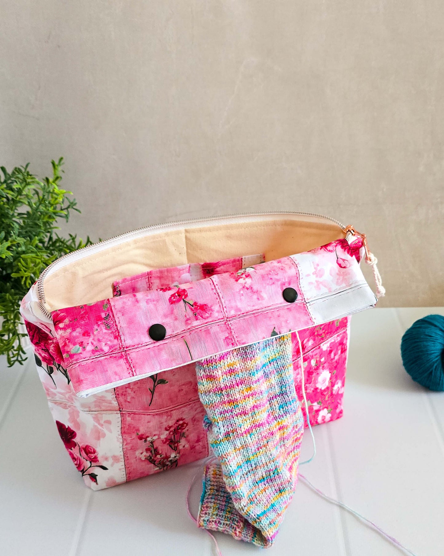 Handgenähte Projekttasche Blossom Harmony mit floralem Patchworkmuster