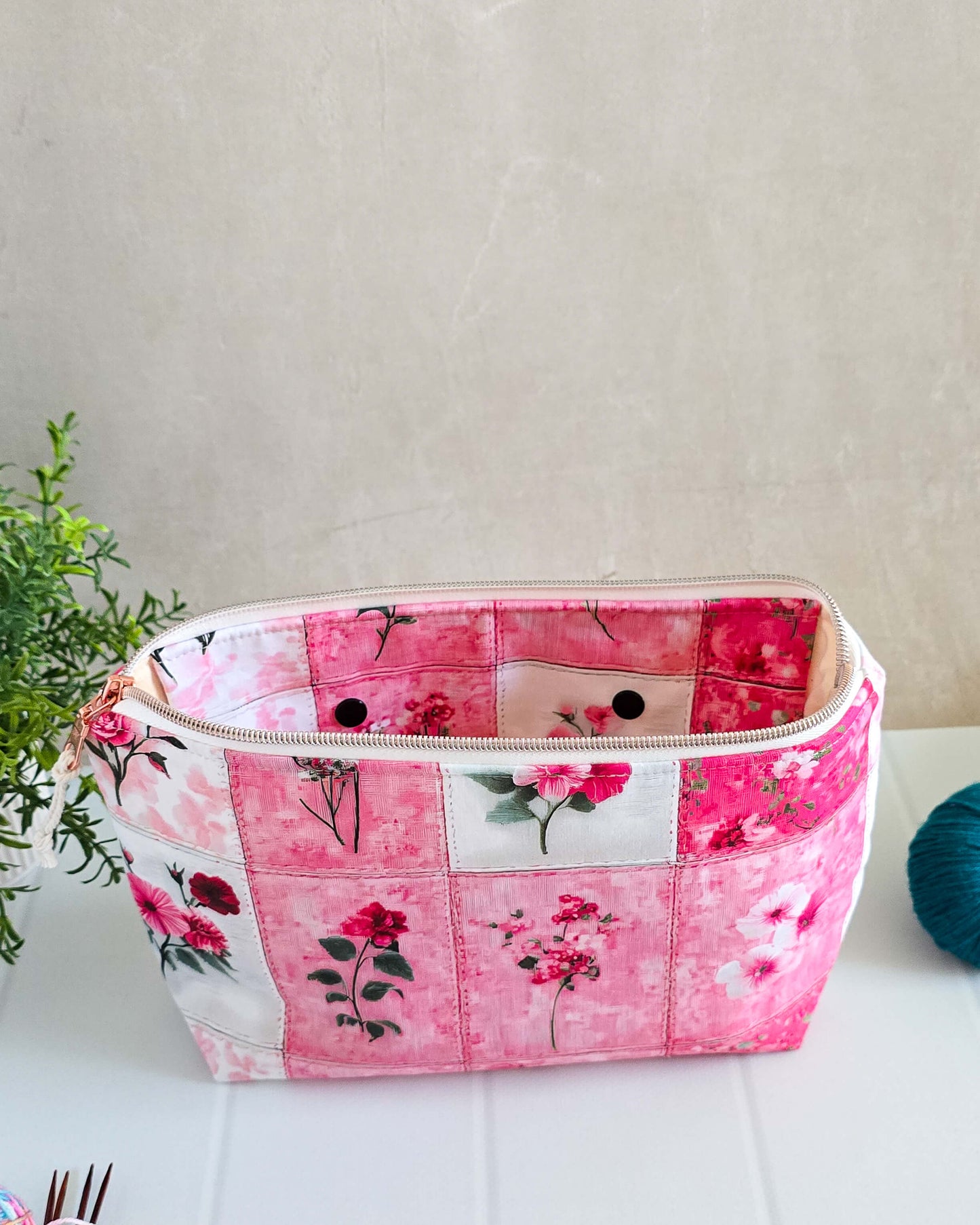 Handgenähte Projekttasche Blossom Harmony mit floralem Patchworkmuster