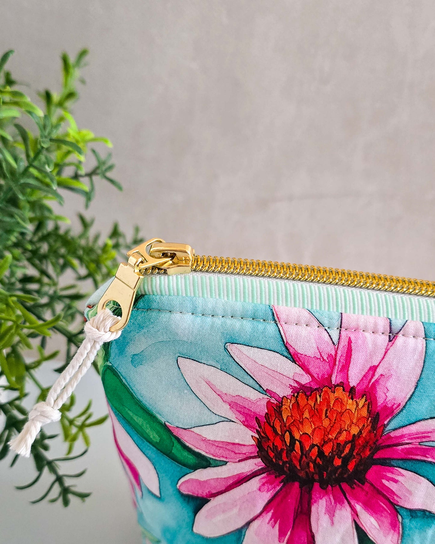 Handgenähte Projekttasche Knit n Keep „Echinacea Sky“ mit Blumenmuster