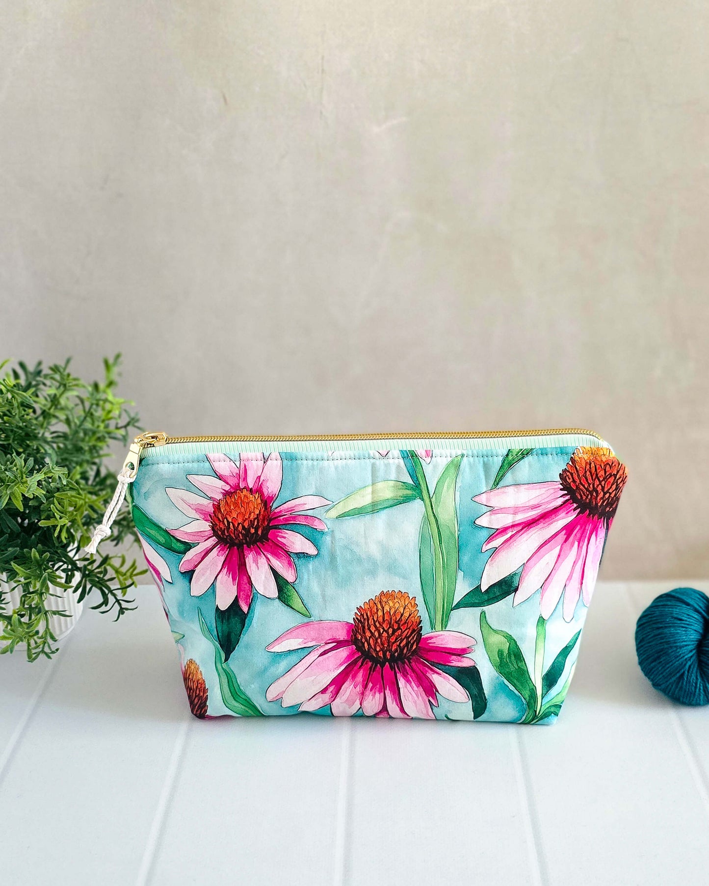 Handgenähte Projekttasche Knit n Keep „Echinacea Sky“ mit Blumenmuster