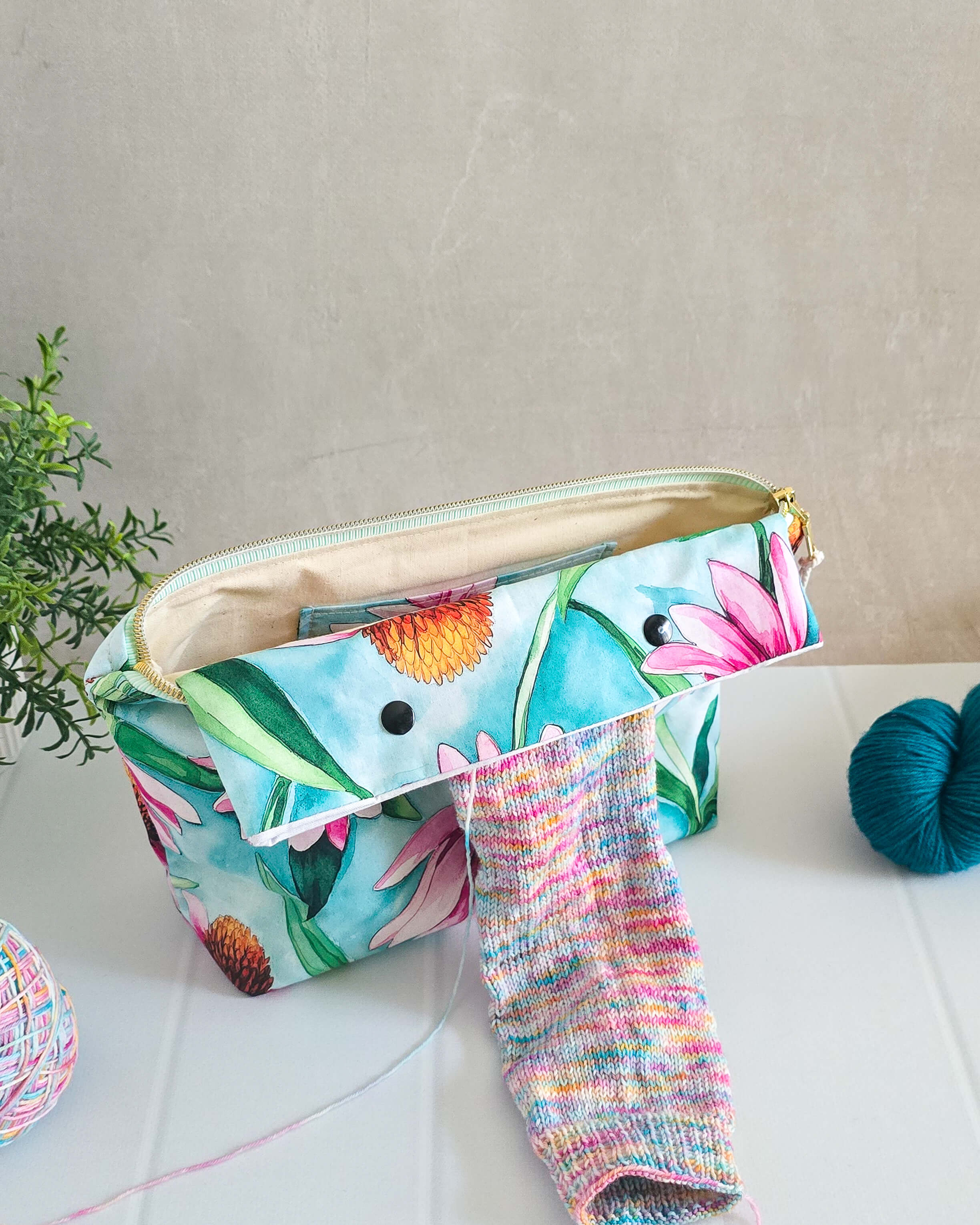 Handgenähte Projekttasche Knit n Keep „Echinacea Sky“ mit Blumenmuster