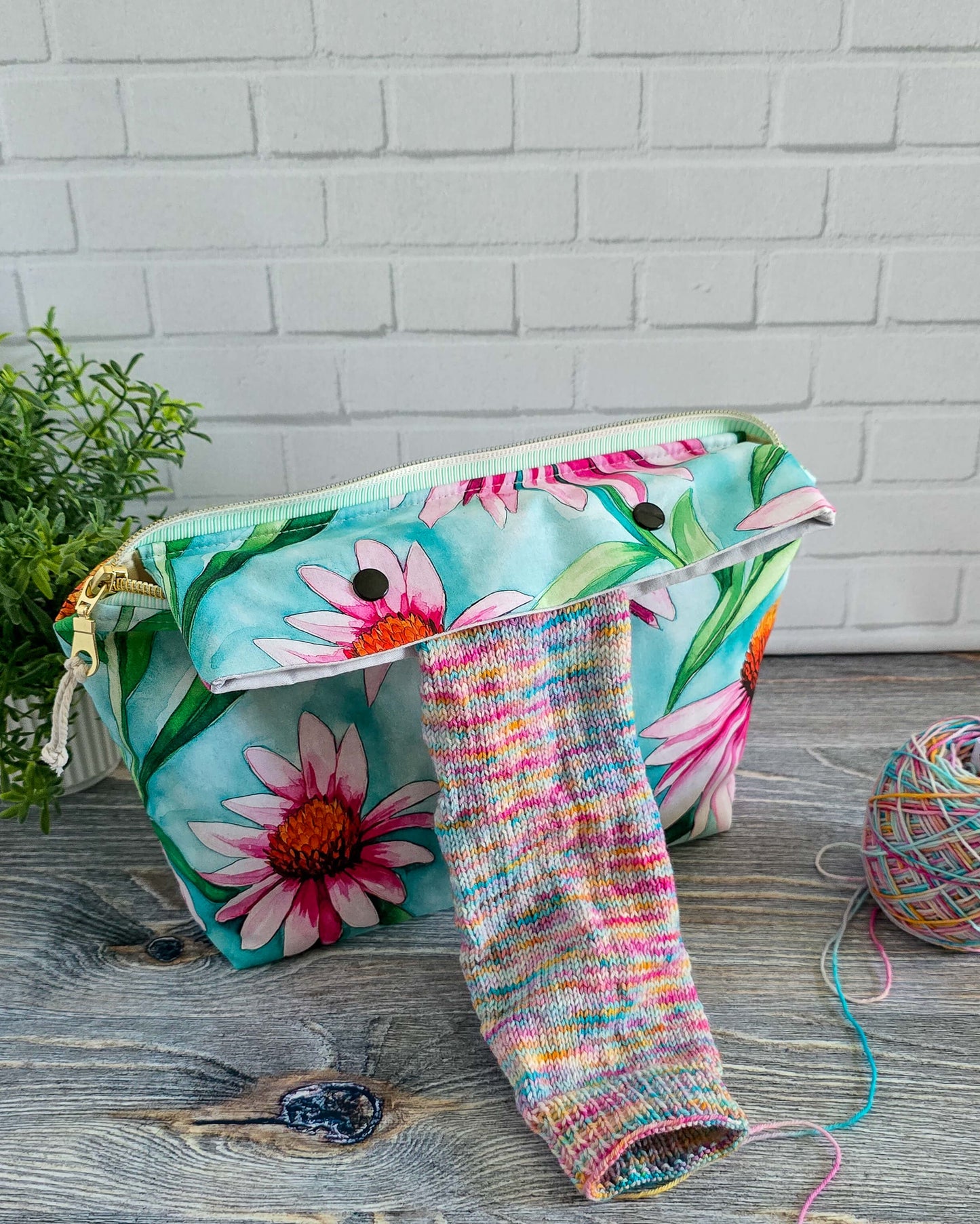 Handgenähte Projekttasche Knit n Keep „Echinacea Sky“ mit Blumenmuster