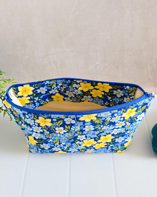 Handgenähte Projekttasche mit integrierter Nadelgarage für 15cm und 20cm Nadelspiele - blau gelbes Blumenmuster - Baumwollstoffe - Aus Bayern von Nadelmikado