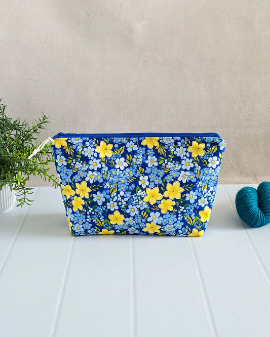 Handgenähte Projekttasche mit integrierter Nadelgarage für 15cm und 20cm Nadelspiele - blau gelbes Blumenmuster - Baumwollstoffe - Aus Bayern von Nadelmikado