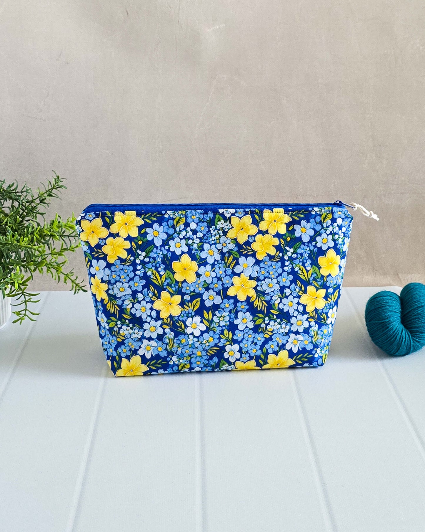 Handgenähte Projekttasche mit integrierter Nadelgarage für 15cm und 20cm Nadelspiele - blau gelbes Blumenmuster - Baumwollstoffe - Aus Bayern von Nadelmikado