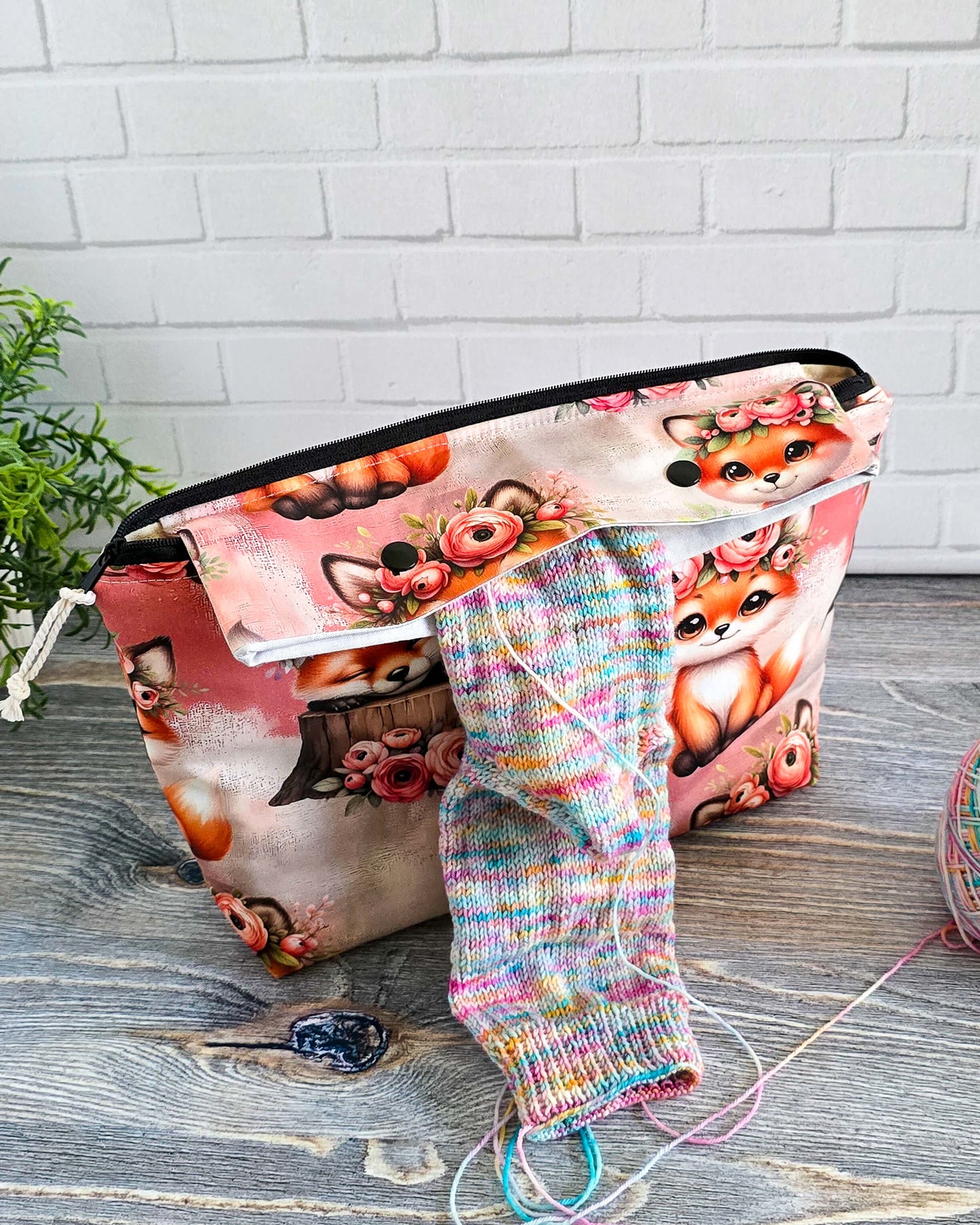 Handgenähte Projekttasche Foxy Blooms mit Fuchsmotiv und Blumenkranz