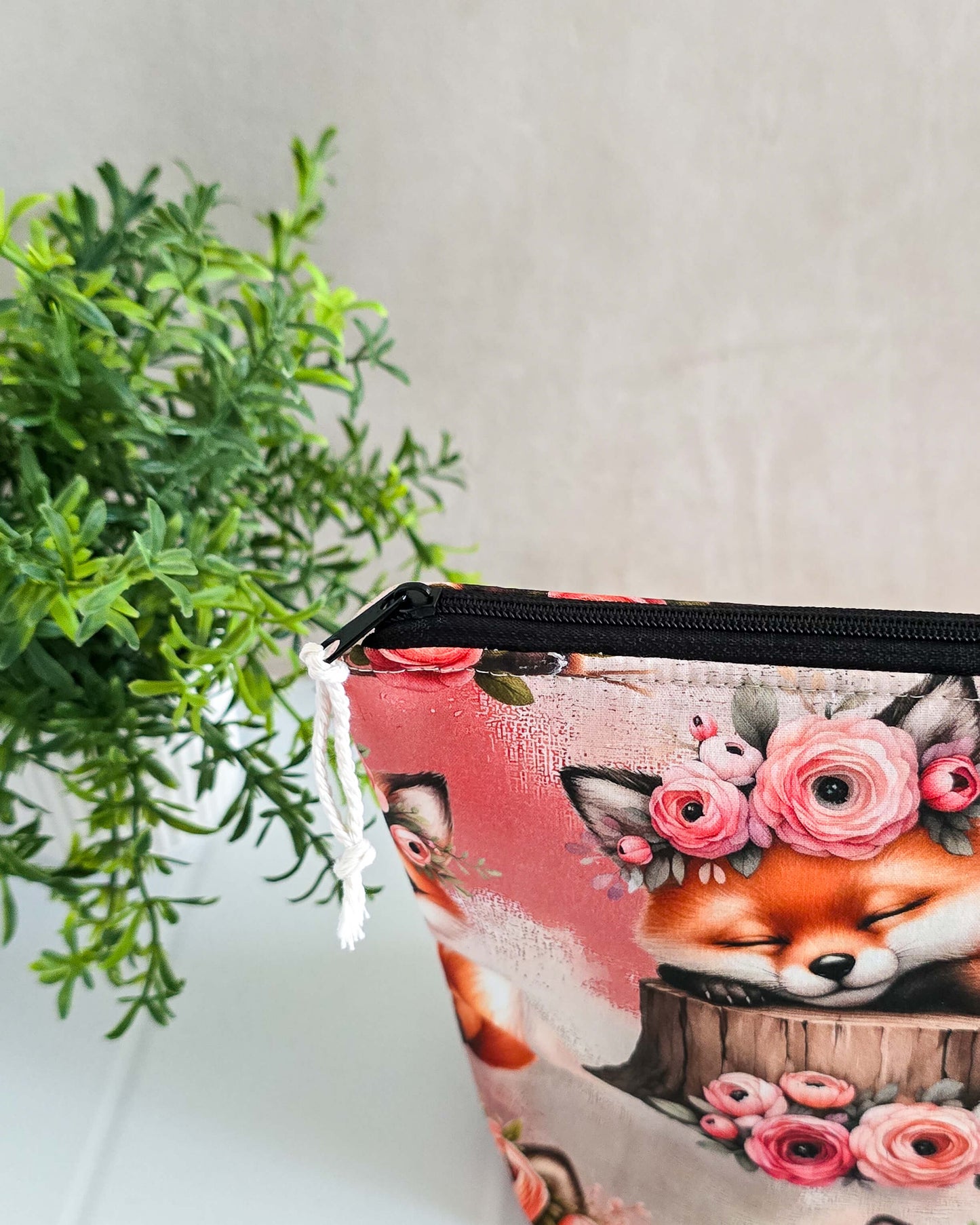 Handgenähte Projekttasche Foxy Blooms mit Fuchsmotiv und Blumenkranz