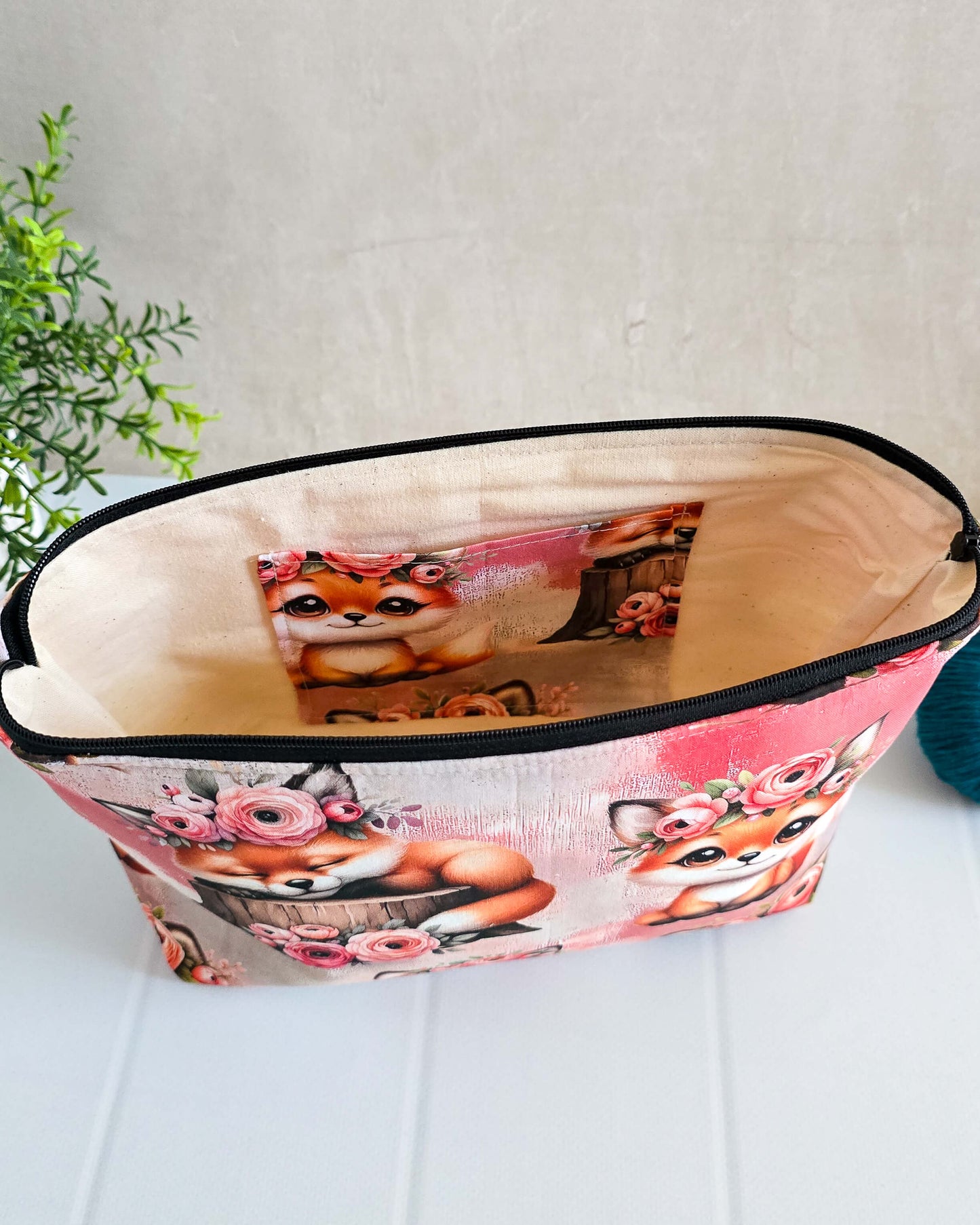 Handgenähte Projekttasche Foxy Blooms mit Fuchsmotiv und Blumenkranz