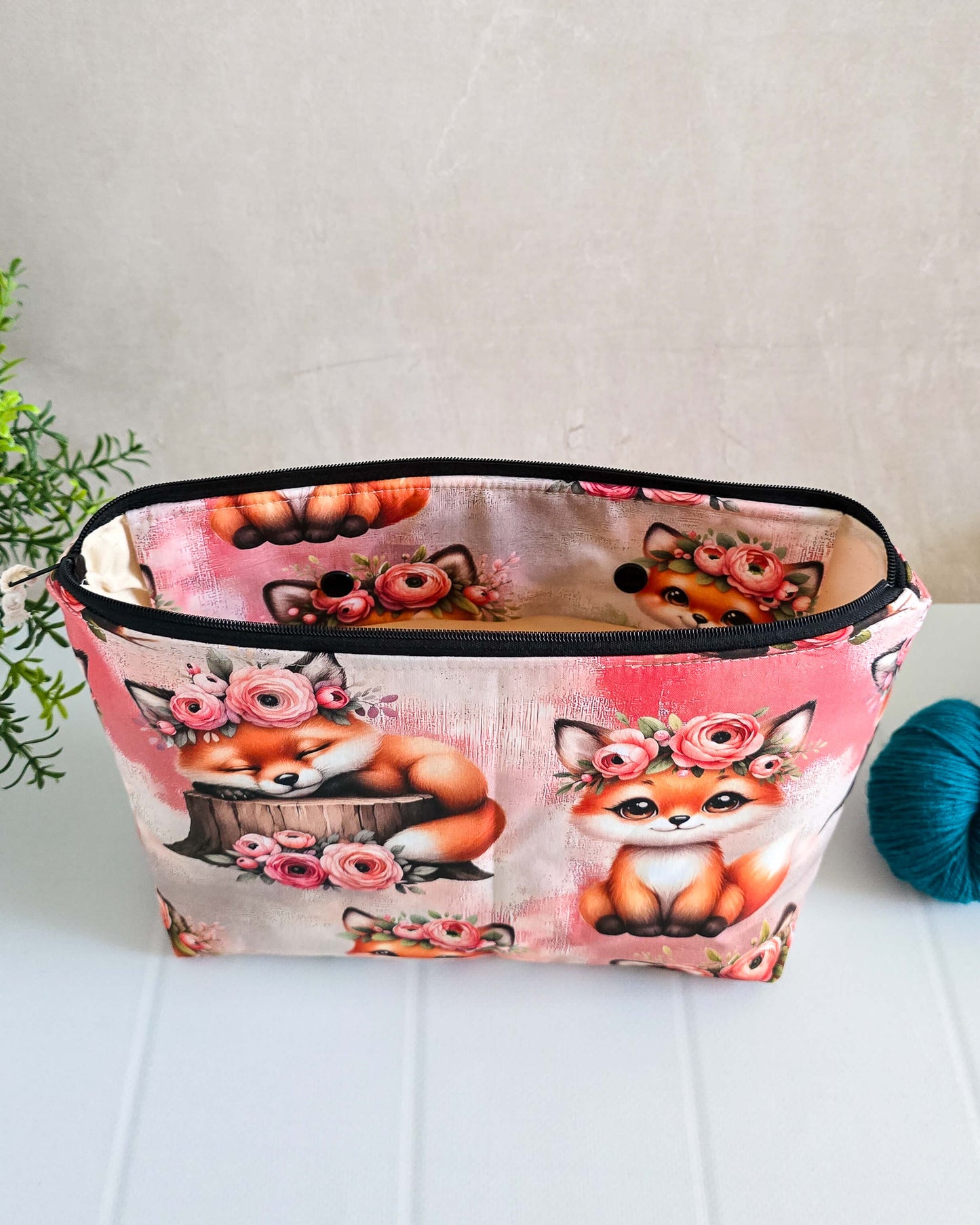 Handgenähte Projekttasche Foxy Blooms mit Fuchsmotiv und Blumenkranz