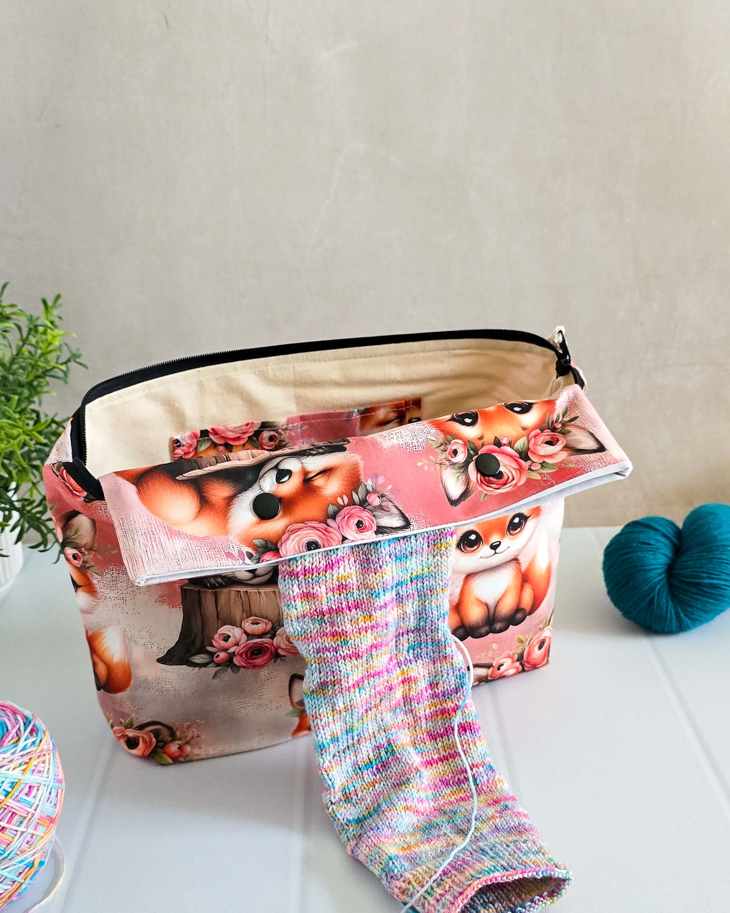 Handgenähte Projekttasche Foxy Blooms mit Fuchsmotiv und Blumenkranz
