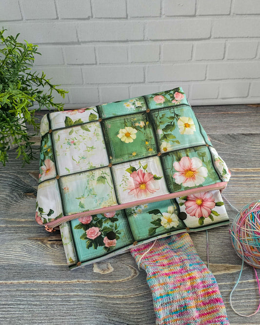Handgenähte Projekttasche Knit n Keep Garden View mit Blumenmuster