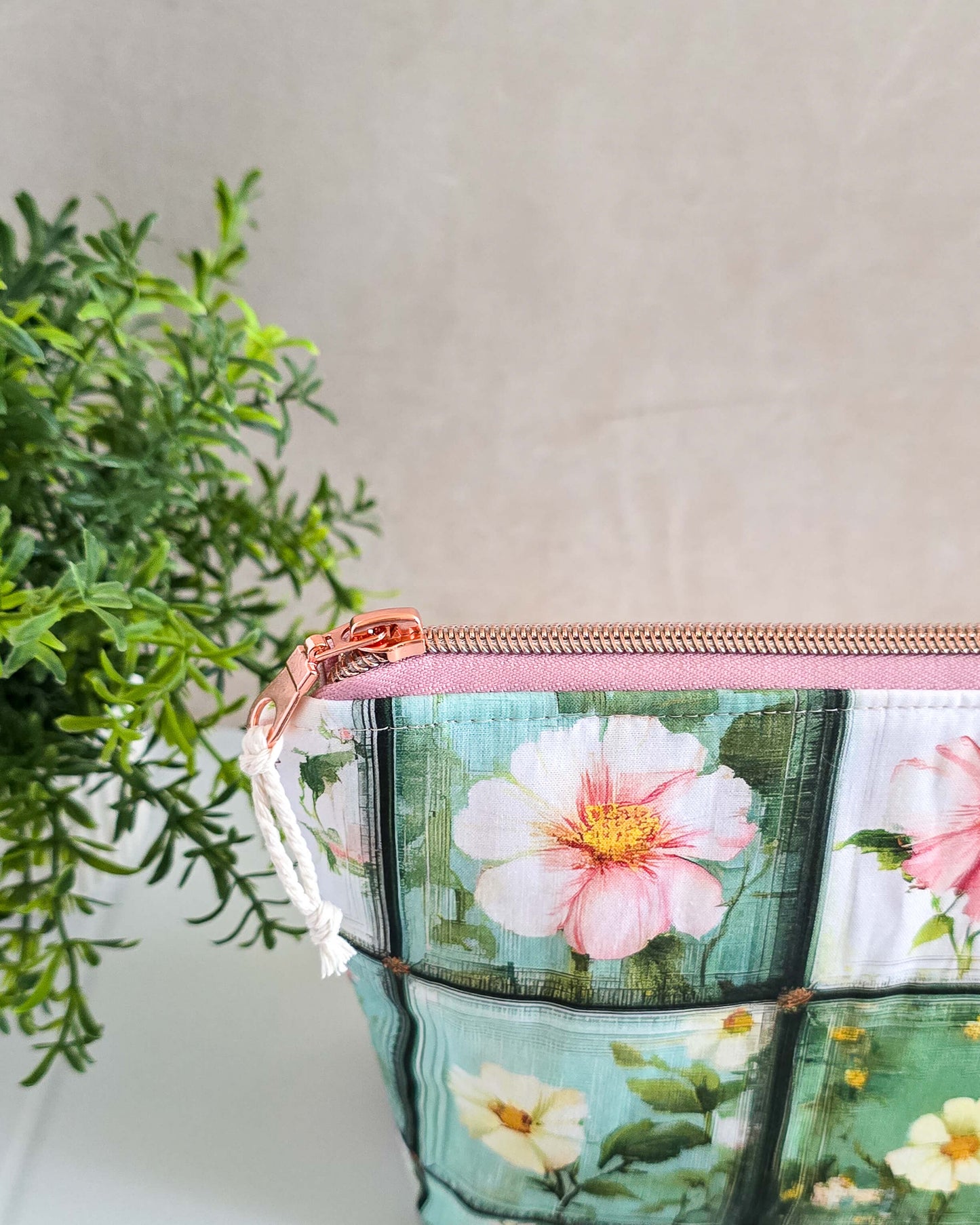 Handgenähte Projekttasche Knit n Keep Garden View mit Blumenmuster