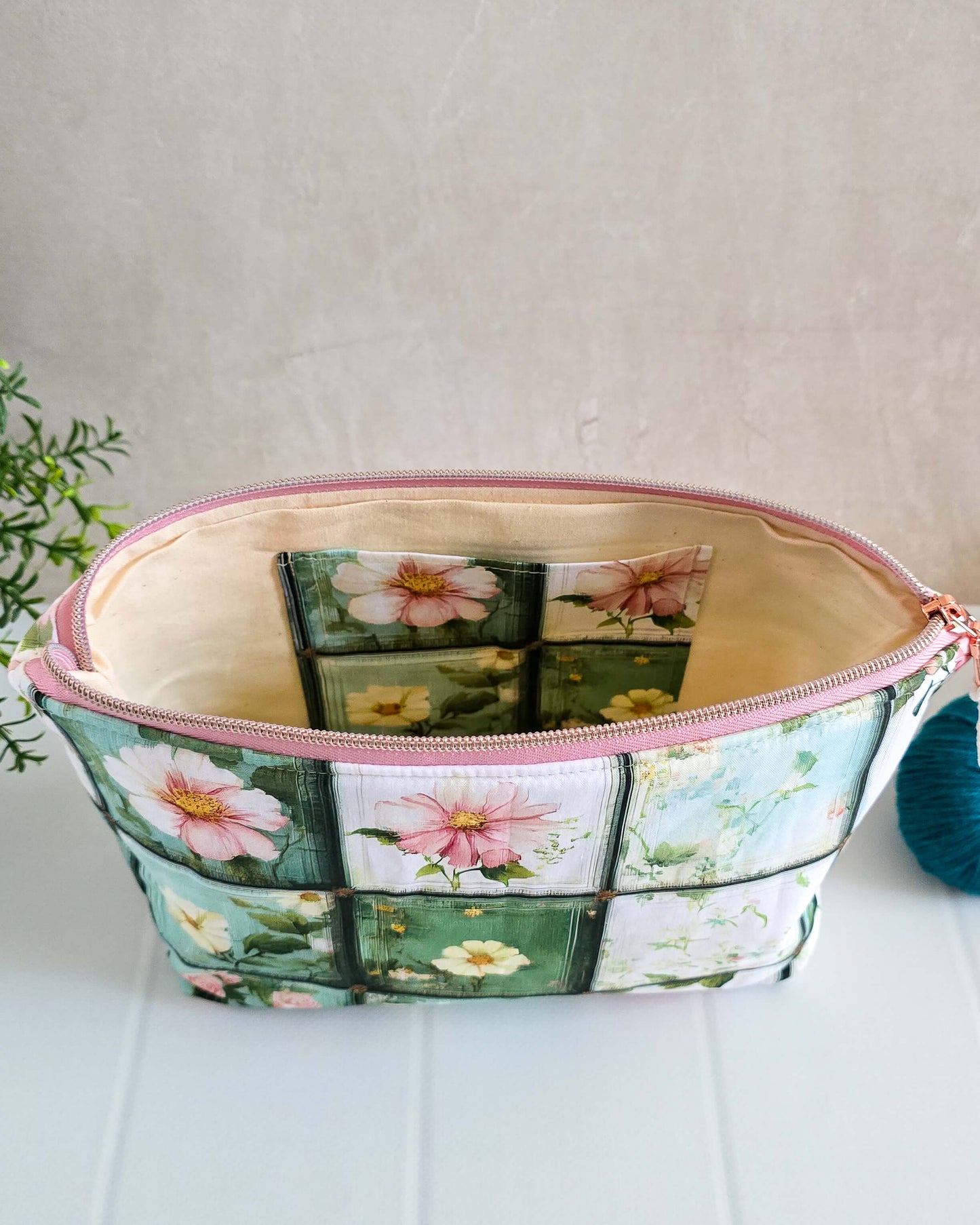 Handgenähte Projekttasche Knit n Keep Garden View mit Blumenmuster