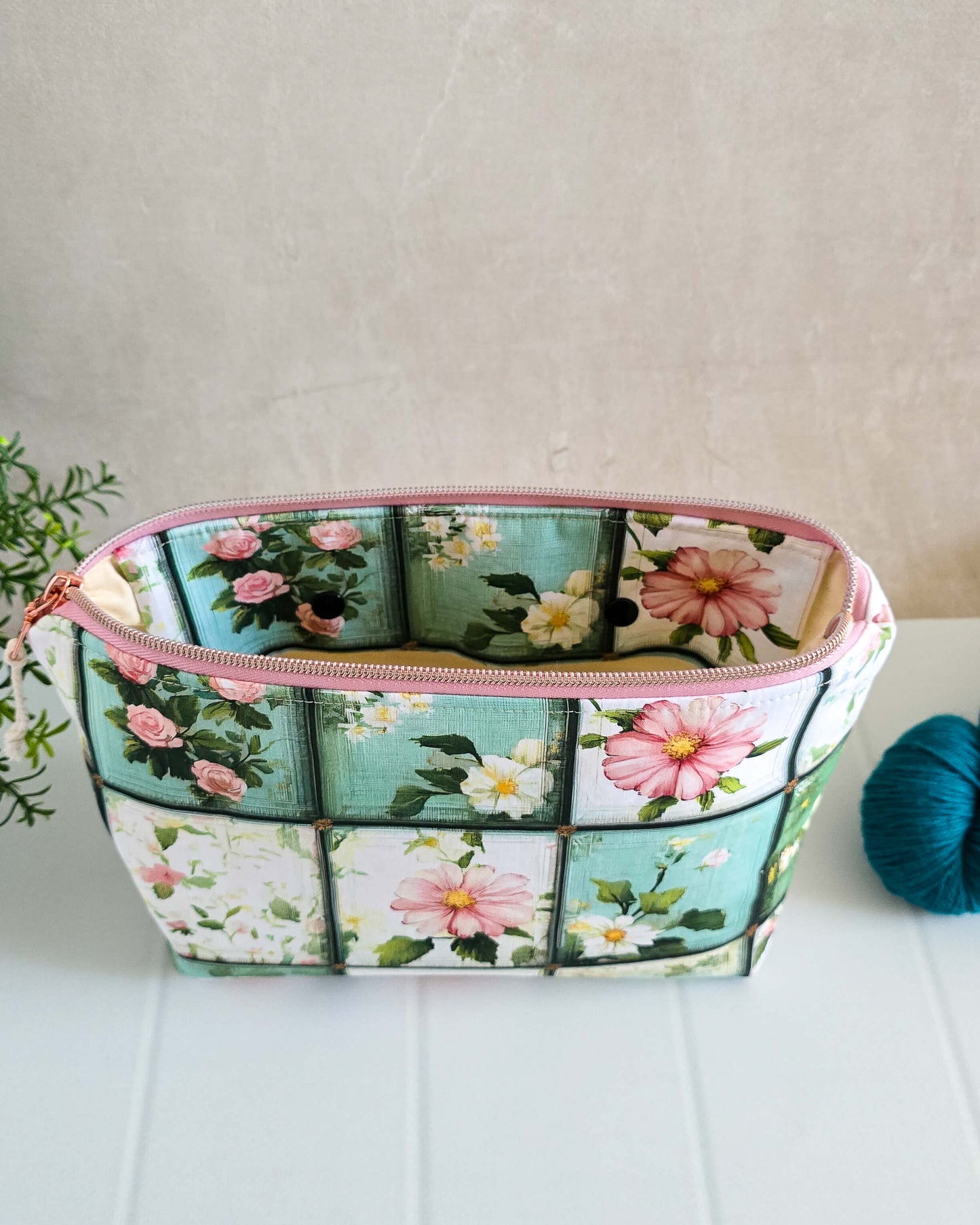 Handgenähte Projekttasche Knit n Keep Garden View mit Blumenmuster