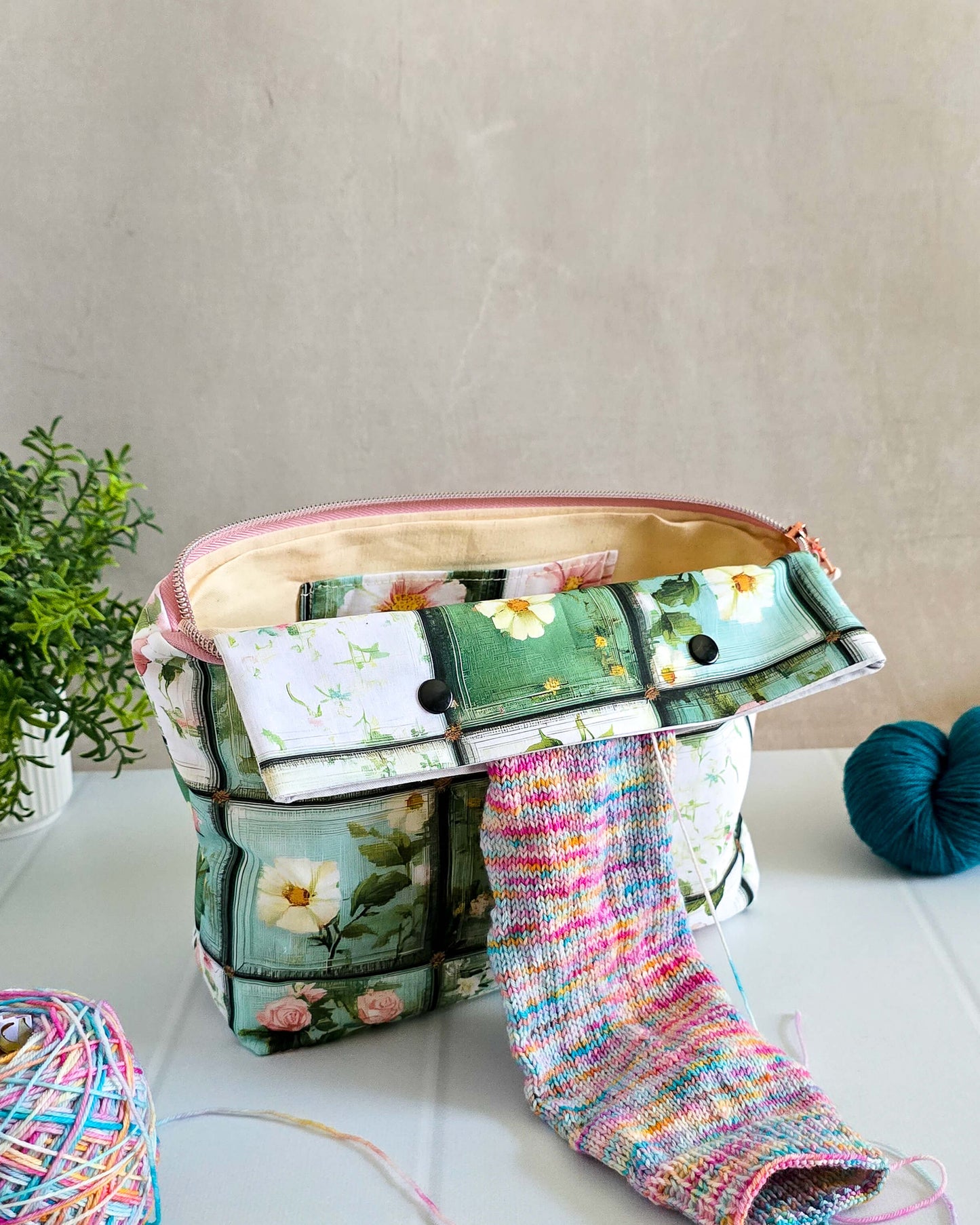 Handgenähte Projekttasche Knit n Keep Garden View mit Blumenmuster