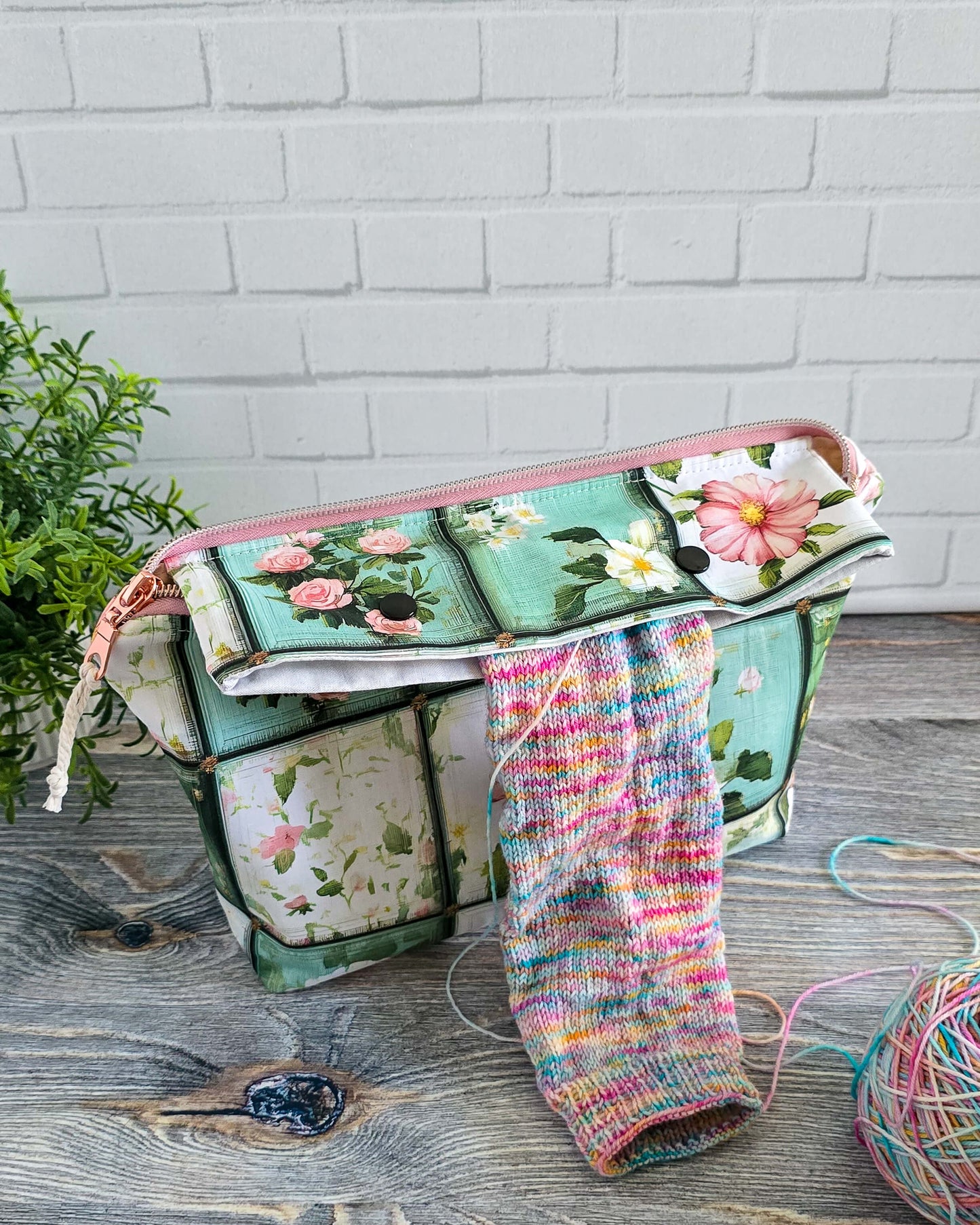 Handgenähte Projekttasche Knit n Keep Garden View mit Blumenmuster