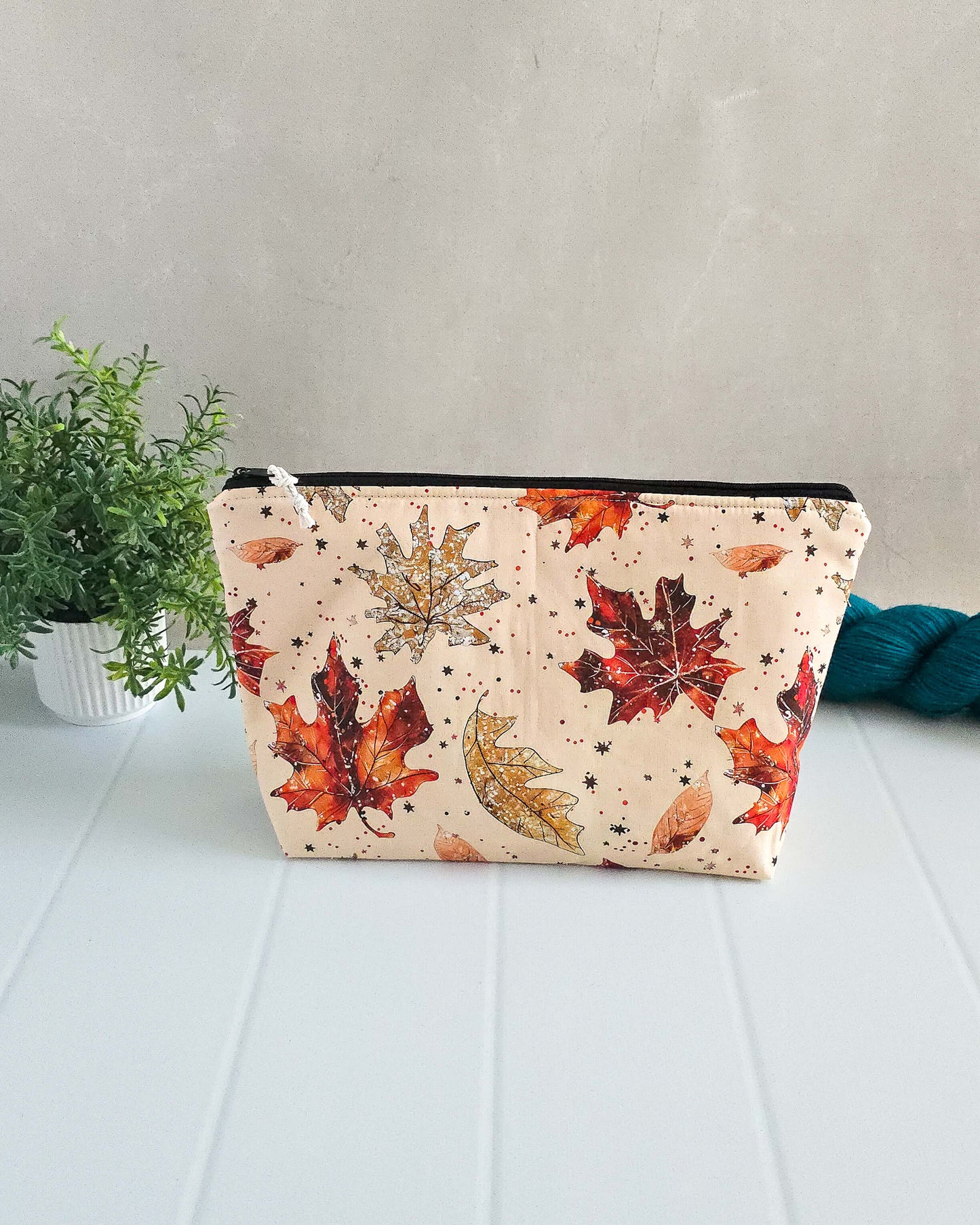 Herbst Projekttaschen – Bunte Blätter in Rot, Orange & Gold auf hellem Hintergrund