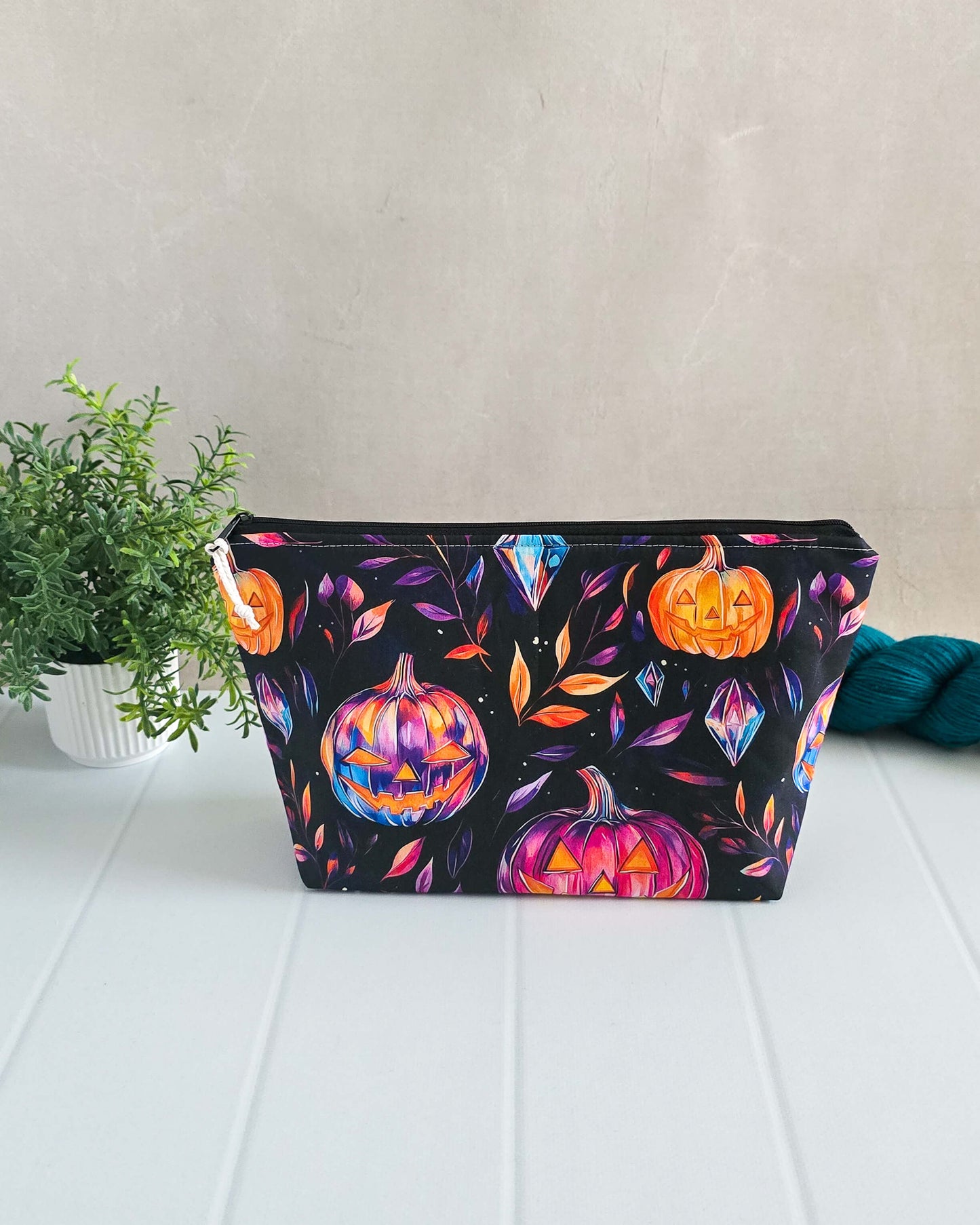 Halloween Projekttaschen – Leuchtende Kürbisse & Kristalle auf schwarzem Hintergrund
