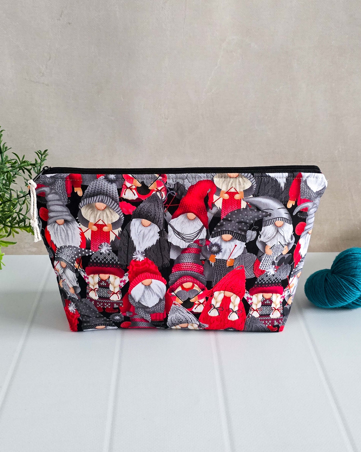 Handgenähte Projekttasche mit Weihnachtswichteln in Rot, Grau und Schwarz