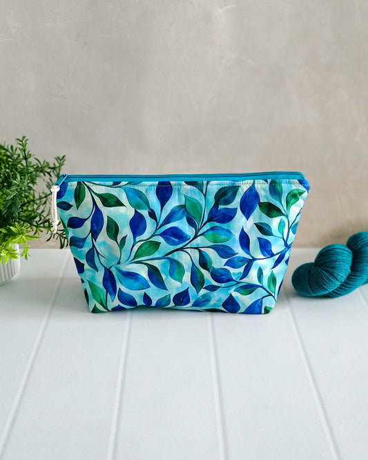 Handgenähte Projekttasche „Oceanleaf“ mit blau-grünem Blattmuster
