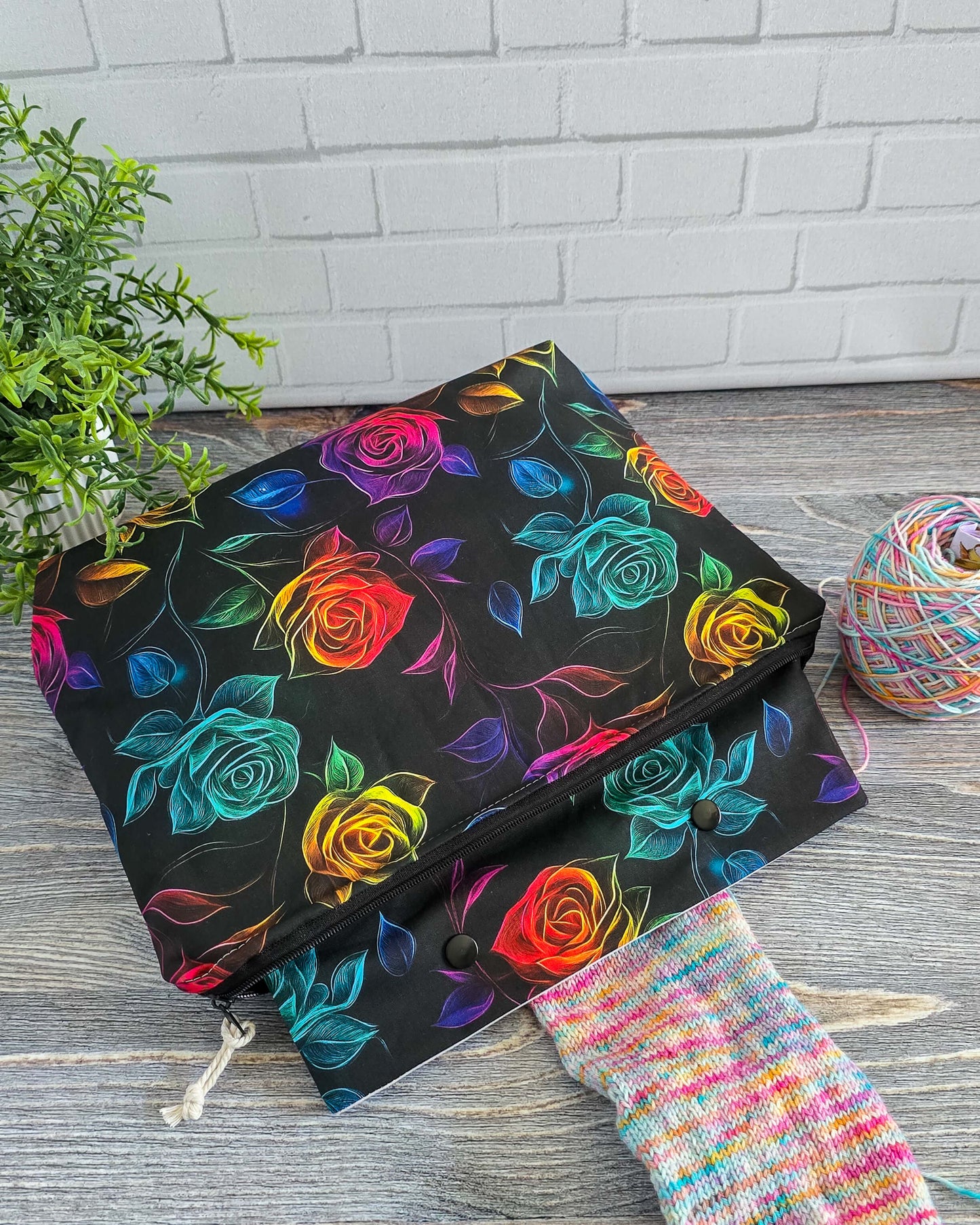 Handgenähte Projekttasche Rainbow Roses mit bunten Rosen auf schwarzem Stoff
